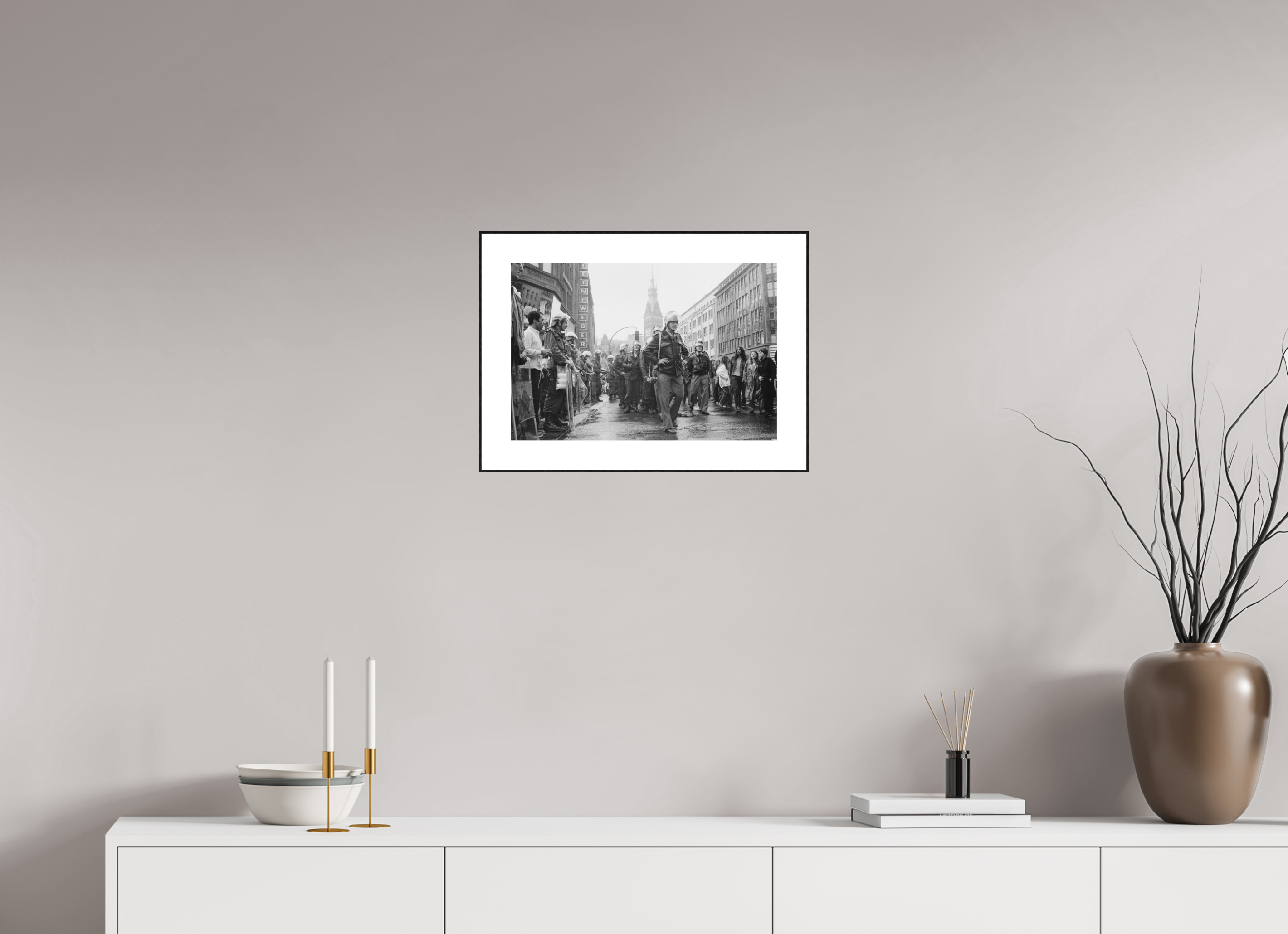 45 x 30 cm, 3b. Foto in ArtBox (4mm) mit Weißrand Johannes Hartmann: Markanter Aufmarsch (S/W-Foto)