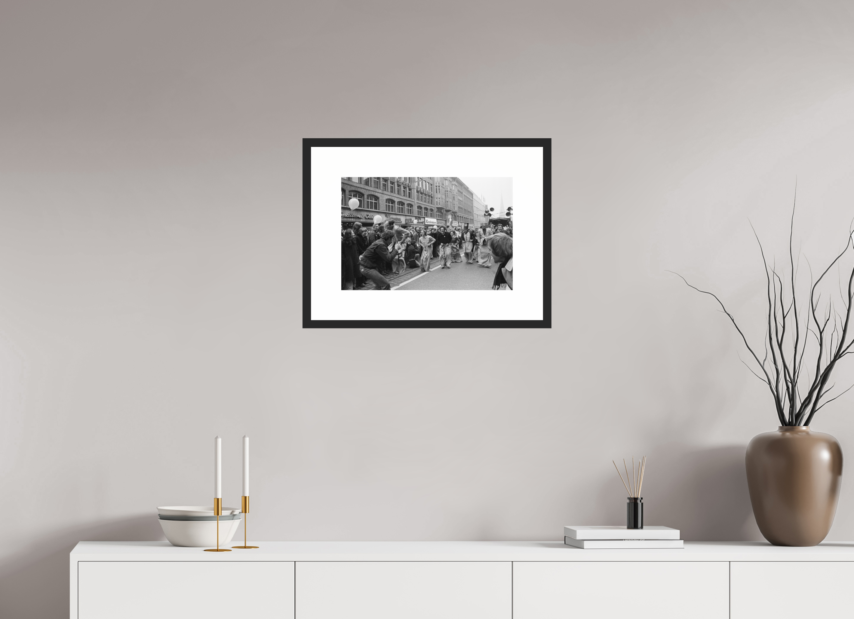 45 x 30 cm, 4b. Foto im Holz-Rahmen (20mm) mit Weißrand Johannes Hartmann: Sackhüpfen der Hamburger Pfeffersäcke (S/W-Foto)