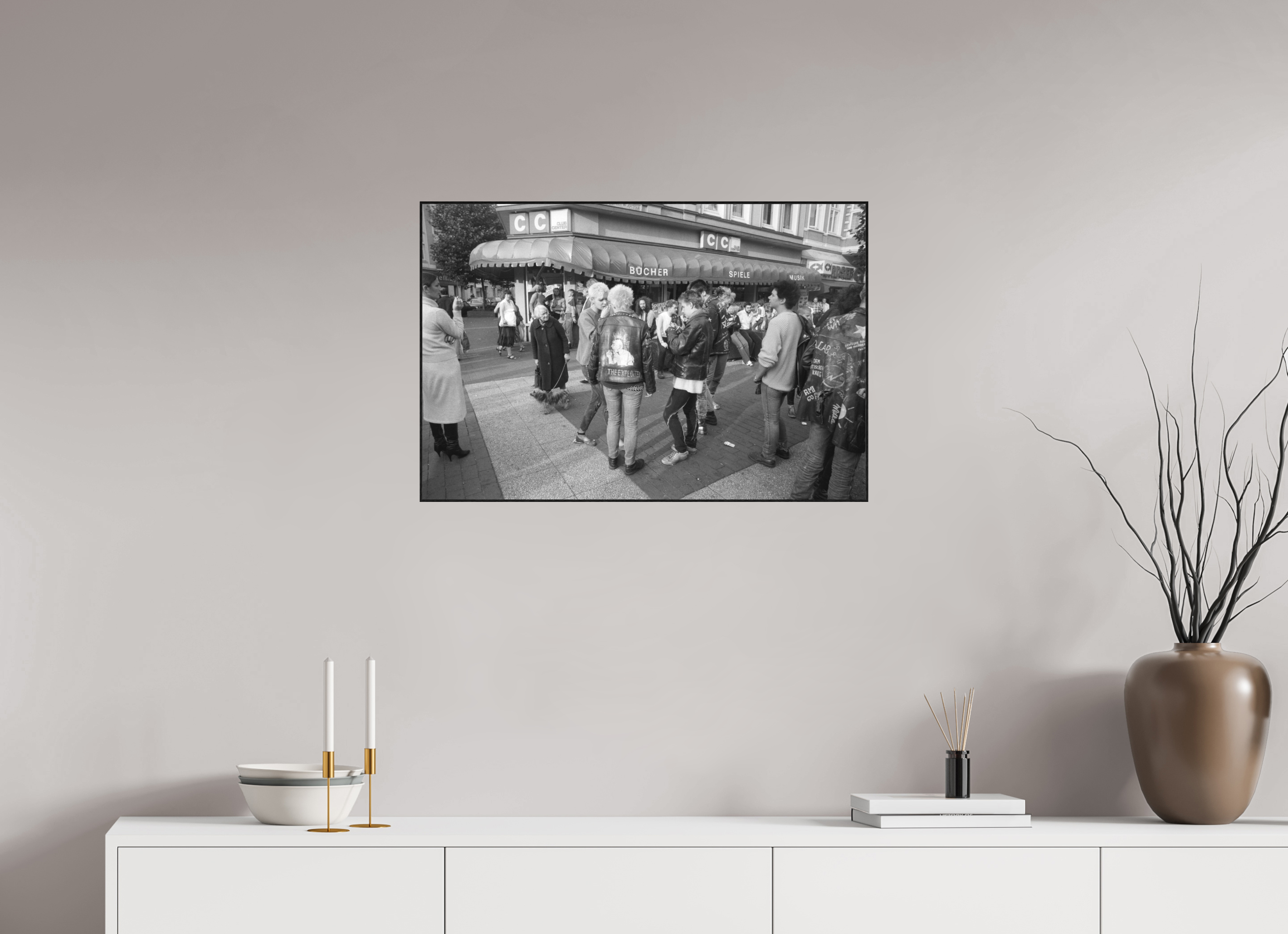 75 x 50 cm, 3a. Foto in ArtBox (4mm) Johannes Hartmann: Jetzt auch noch die Punks... (S/W-Foto)