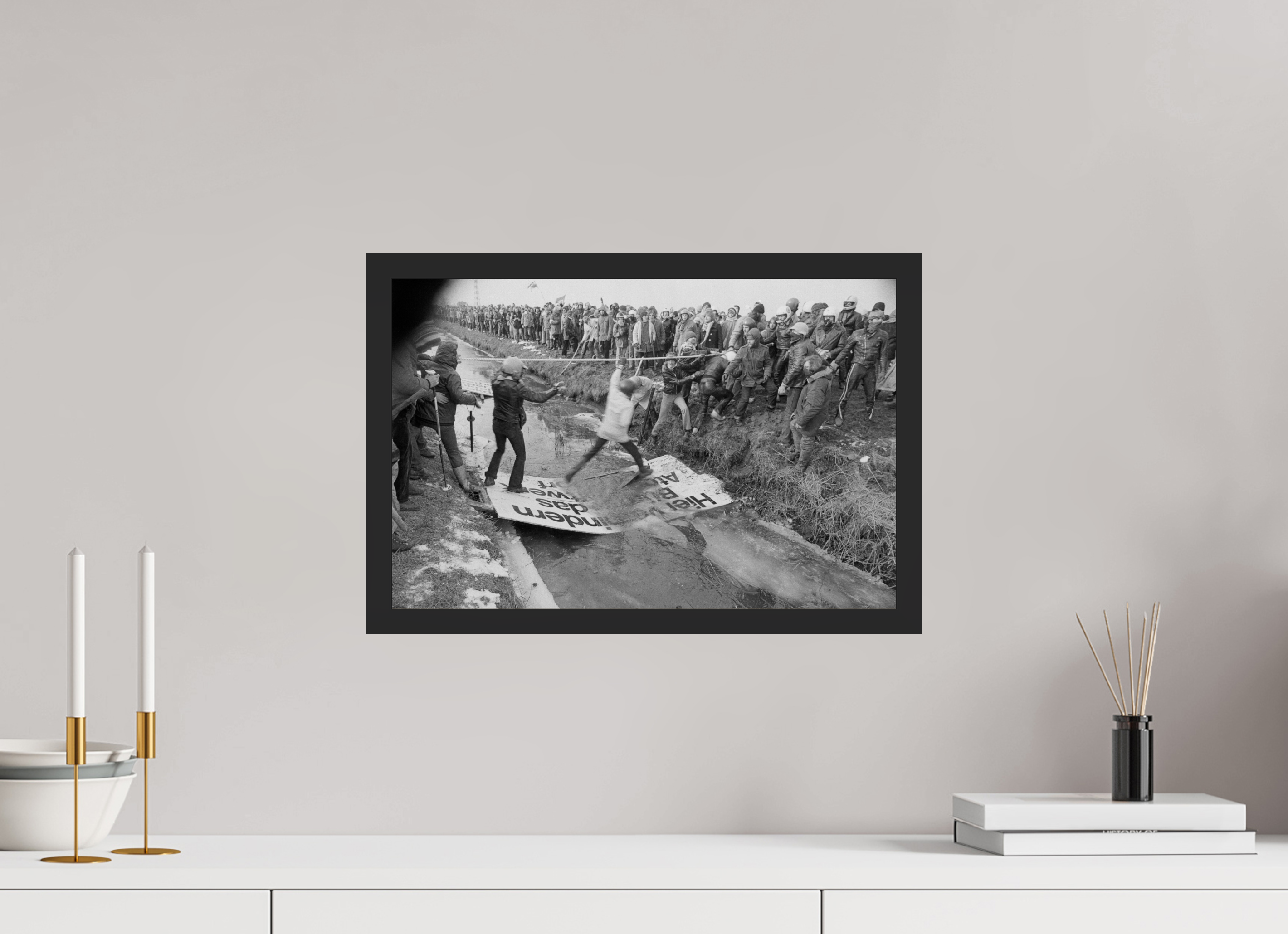 45 x 30 cm, 4a. Foto im Holz-Rahmen (20mm) Johannes Hartmann: Über Felder und vereiste Gräben (S/W-Foto)