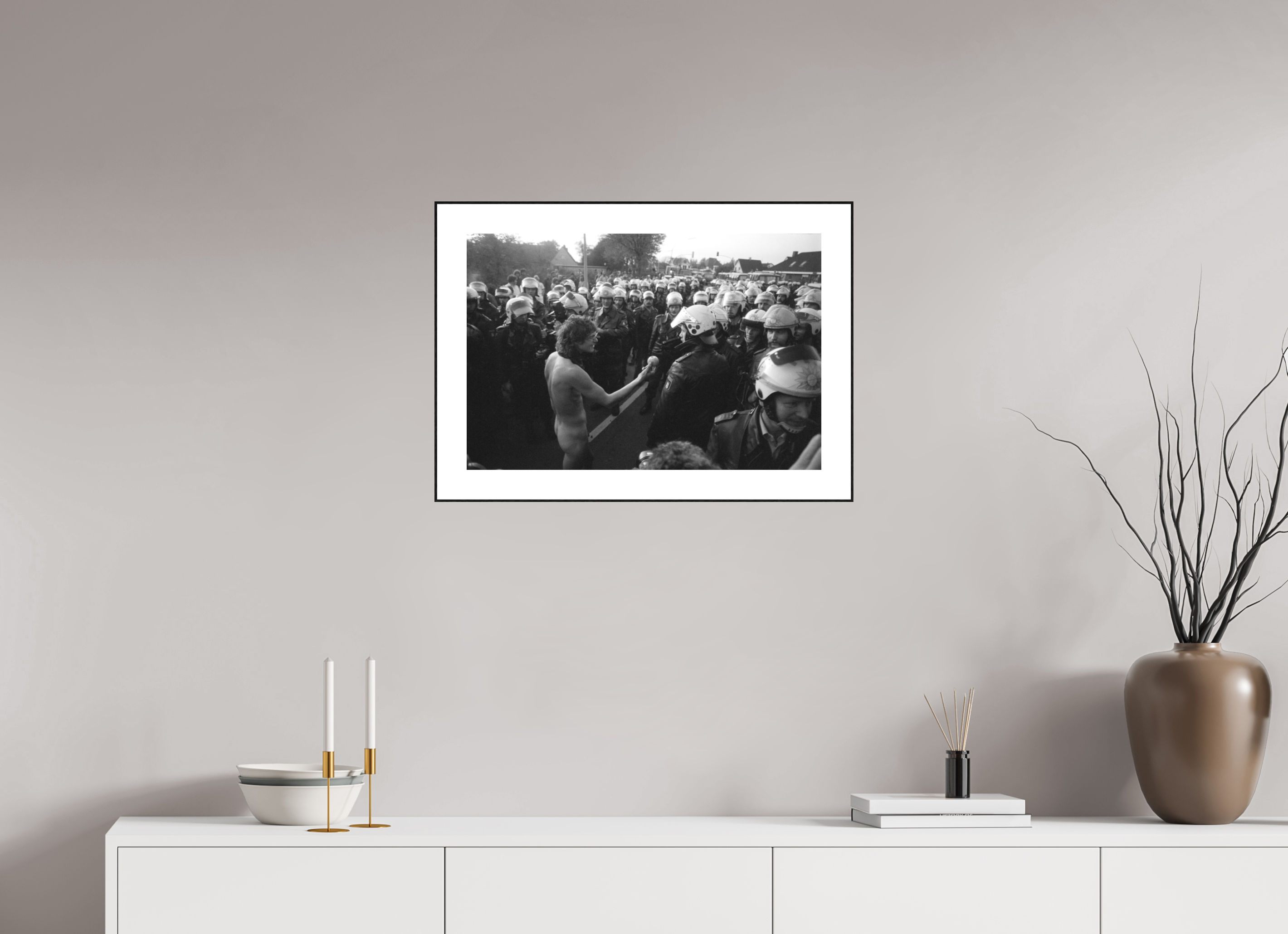 60 x 40 cm, 3b. Foto in ArtBox (4mm) mit Weißrand Johannes Hartmann: Adams Apfel (S/W-Foto)