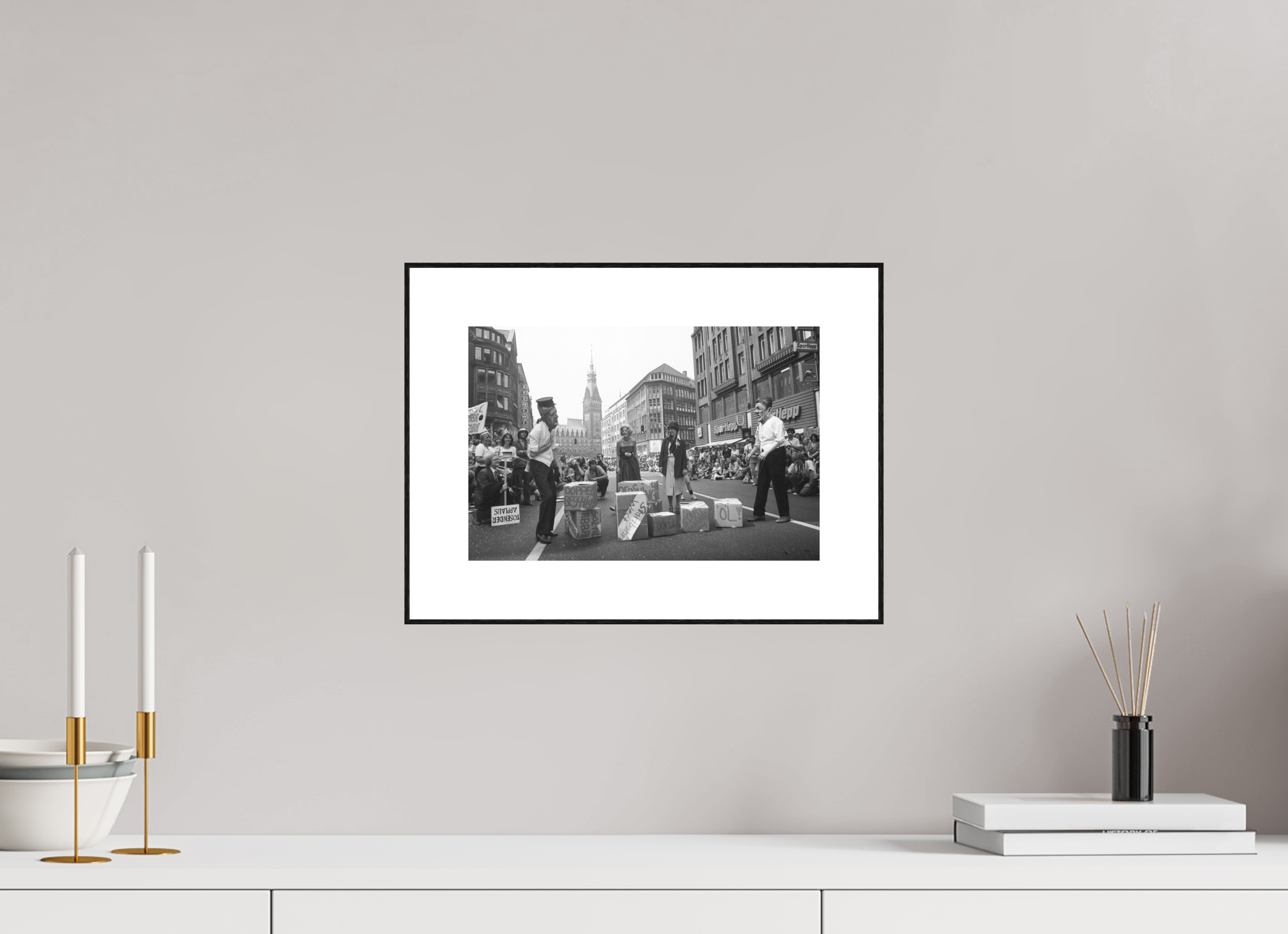 30 x 20 cm, 3b. Foto in ArtBox (4mm) mit Weißrand Johannes Hartmann: NATO-Doppelbeschiss (S/W-Foto)