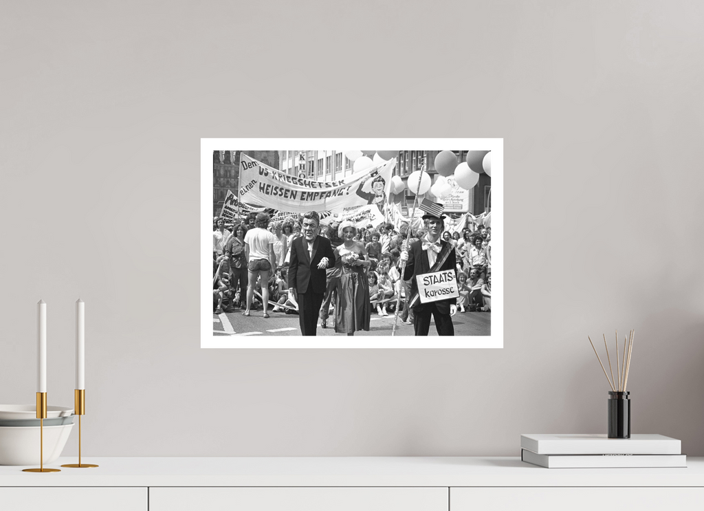 45 x 30 cm, 1. Foto mit Weißrand Johannes Hartmann: Heißer Empfang (S/W-Foto)