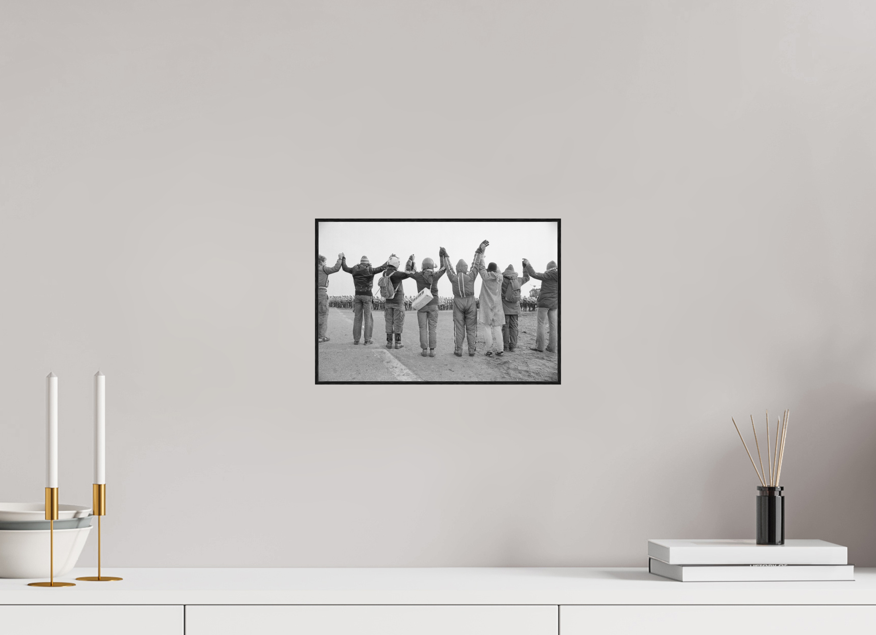 30 x 20 cm, 3a. Foto in ArtBox (4mm) Johannes Hartmann: Schaut her, wir demonstrieren gewaltfrei (S/W-Foto)