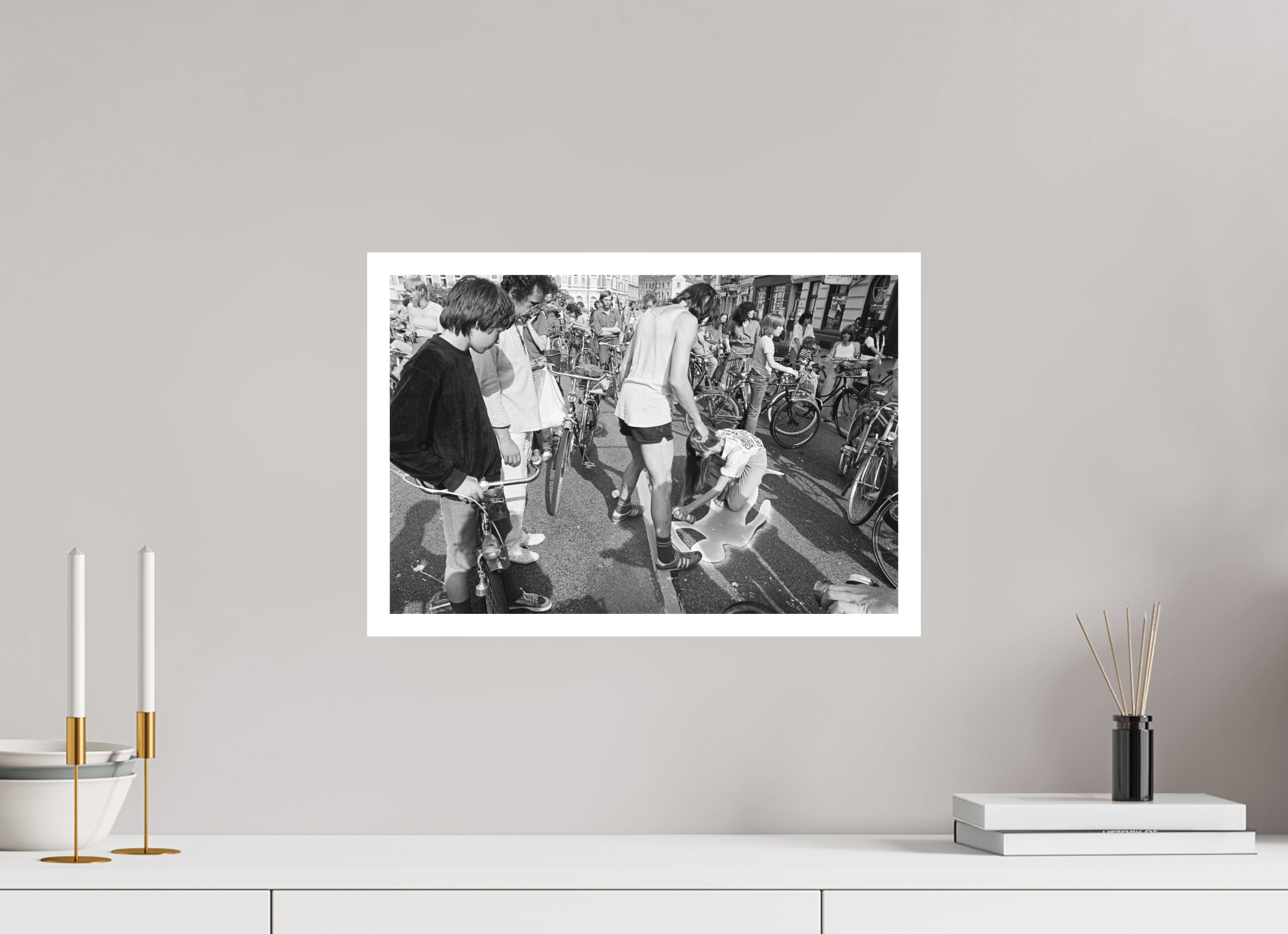 45 x 30 cm, 1. Foto mit Weißrand Johannes Hartmann: Schleichen statt Leichen 1 (S/W-Foto)