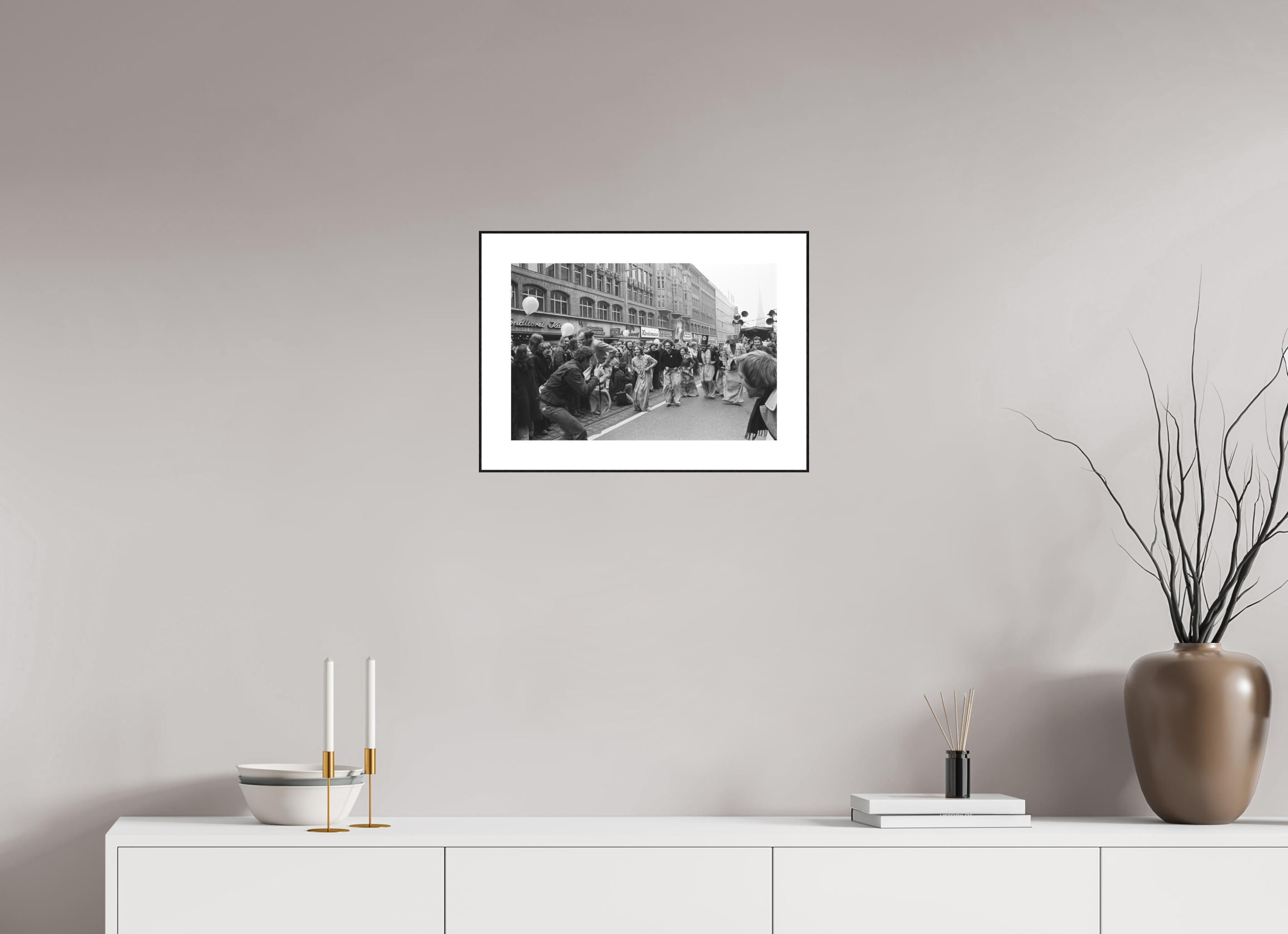 45 x 30 cm, 3b. Foto in ArtBox (4mm) mit Weißrand Johannes Hartmann: Sackhüpfen der Hamburger Pfeffersäcke (S/W-Foto)