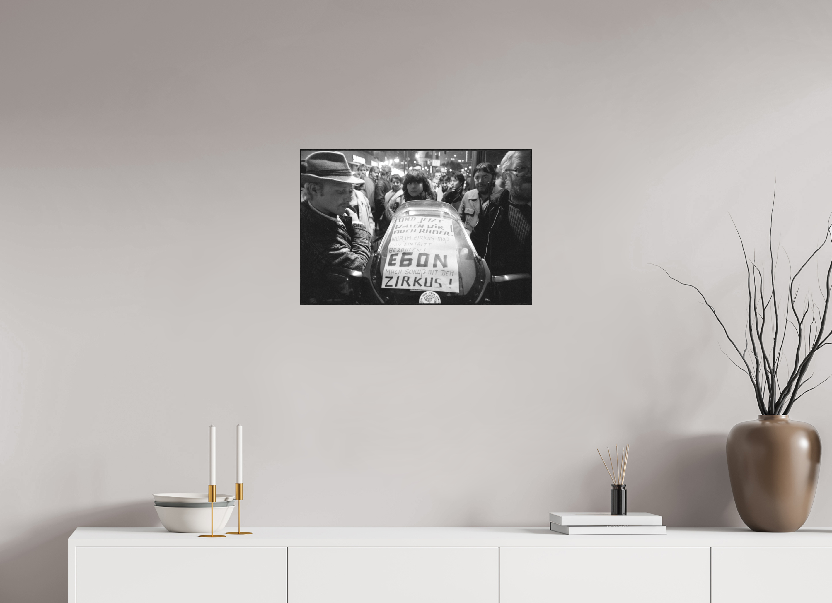 60 x 40 cm, 3a. Foto in ArtBox (4mm) Johannes Hartmann: Mach Schluss, Egon ! (S/W-Foto)