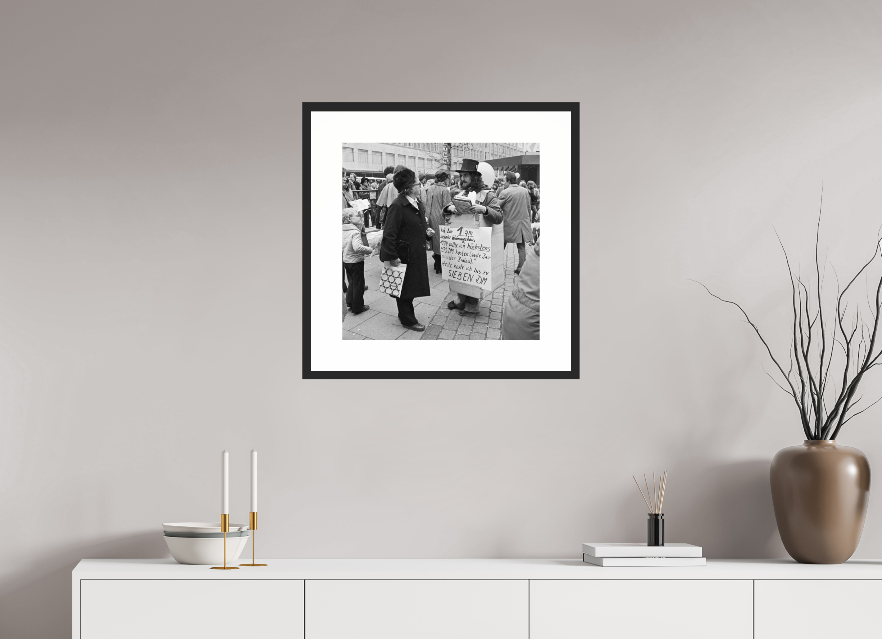 50 x 50 cm, 4b. Foto im Holz-Rahmen (20mm) mit Weißrand Johannes Hartmann: Ich bin 1qm sozialer Wohnungsbau. (S/W-Foto)