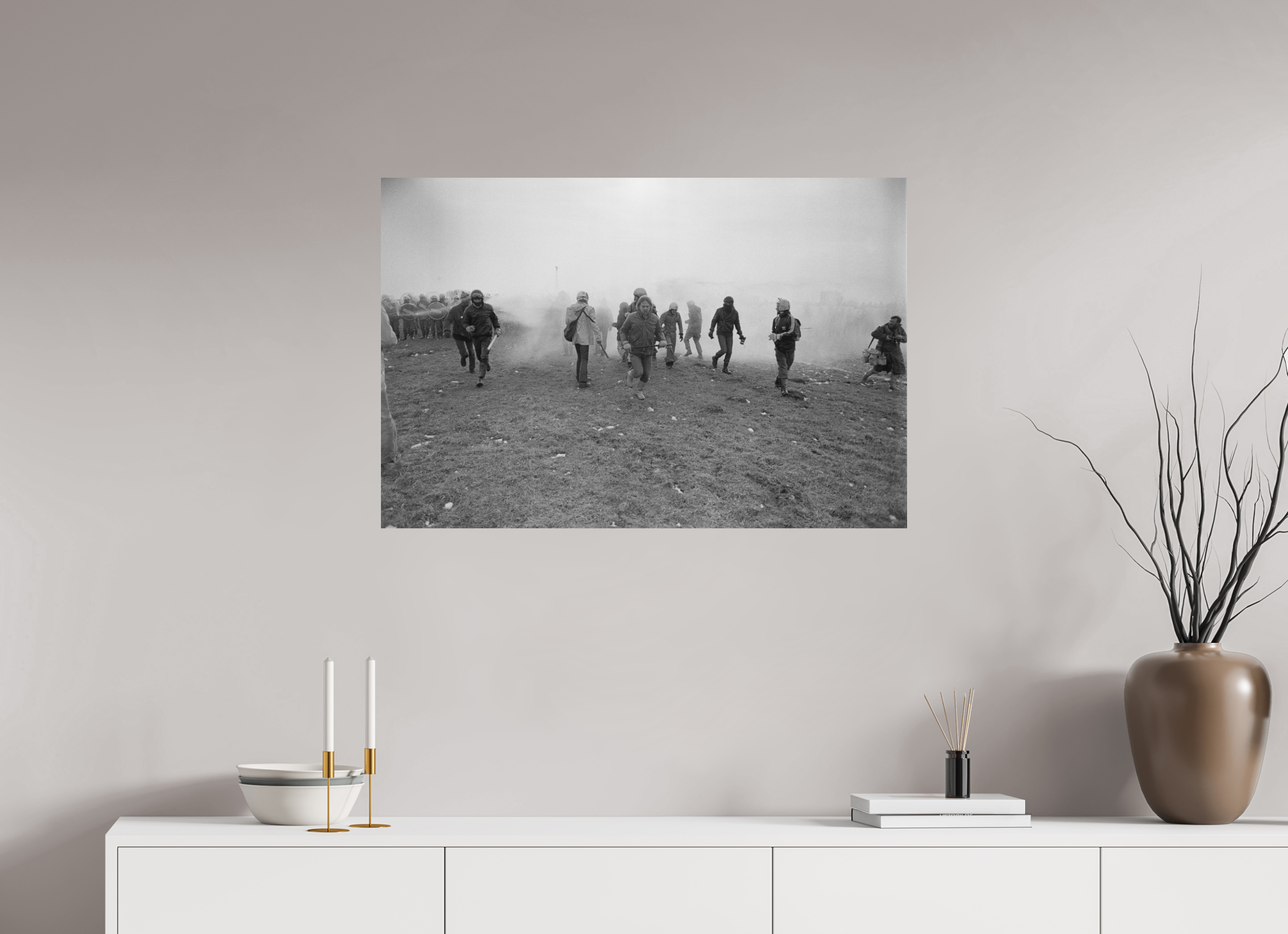 90 x 60 cm, 2. Foto auf Alu-Dibond Johannes Hartmann: Eskalation am Bauzaun 3 – Rückzug (S/W-Foto)