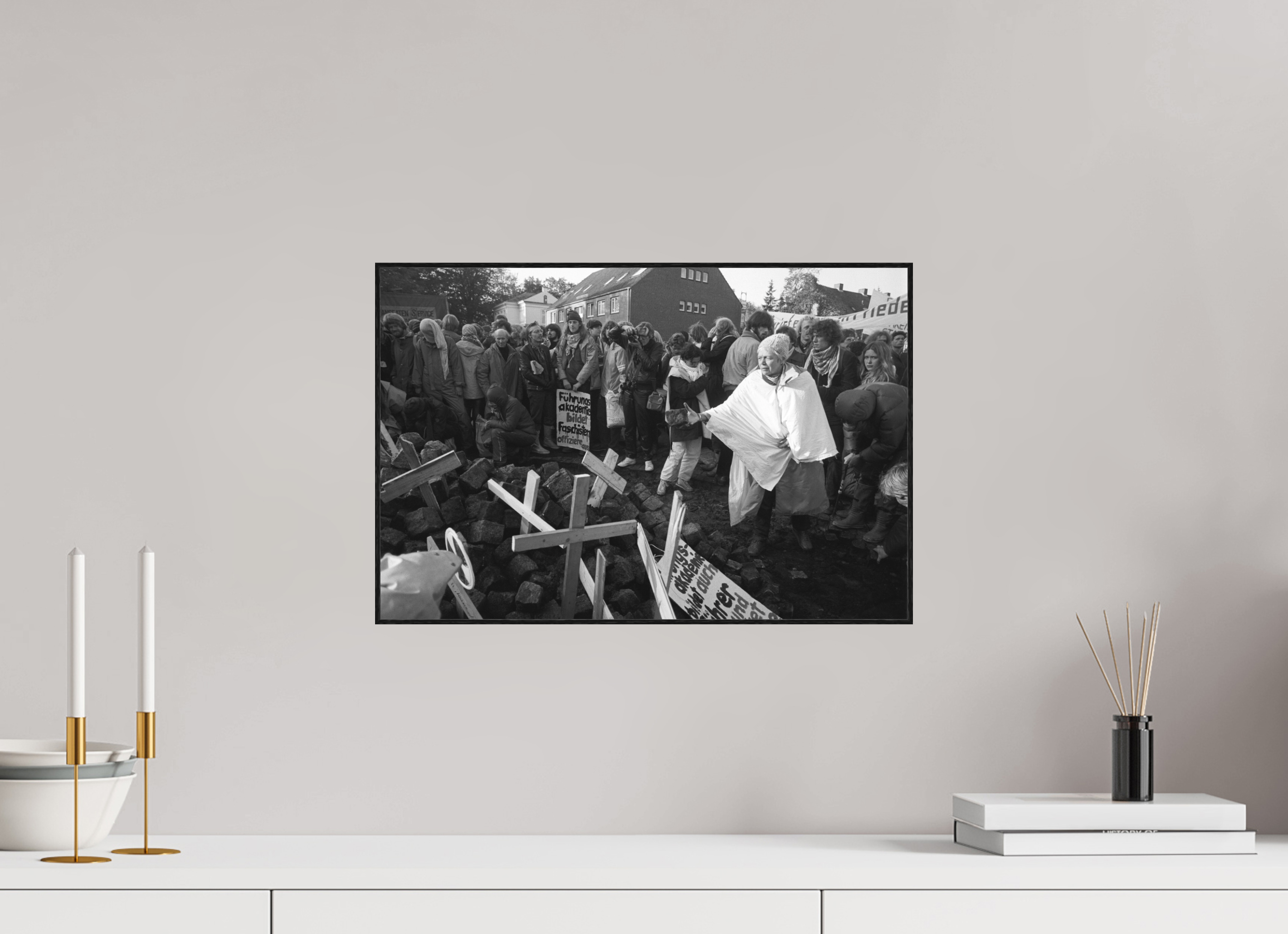 45 x 30 cm, 3a. Foto in ArtBox (4mm) Johannes Hartmann: Plädoyers für Gewaltfreiheit (S/W-Foto)