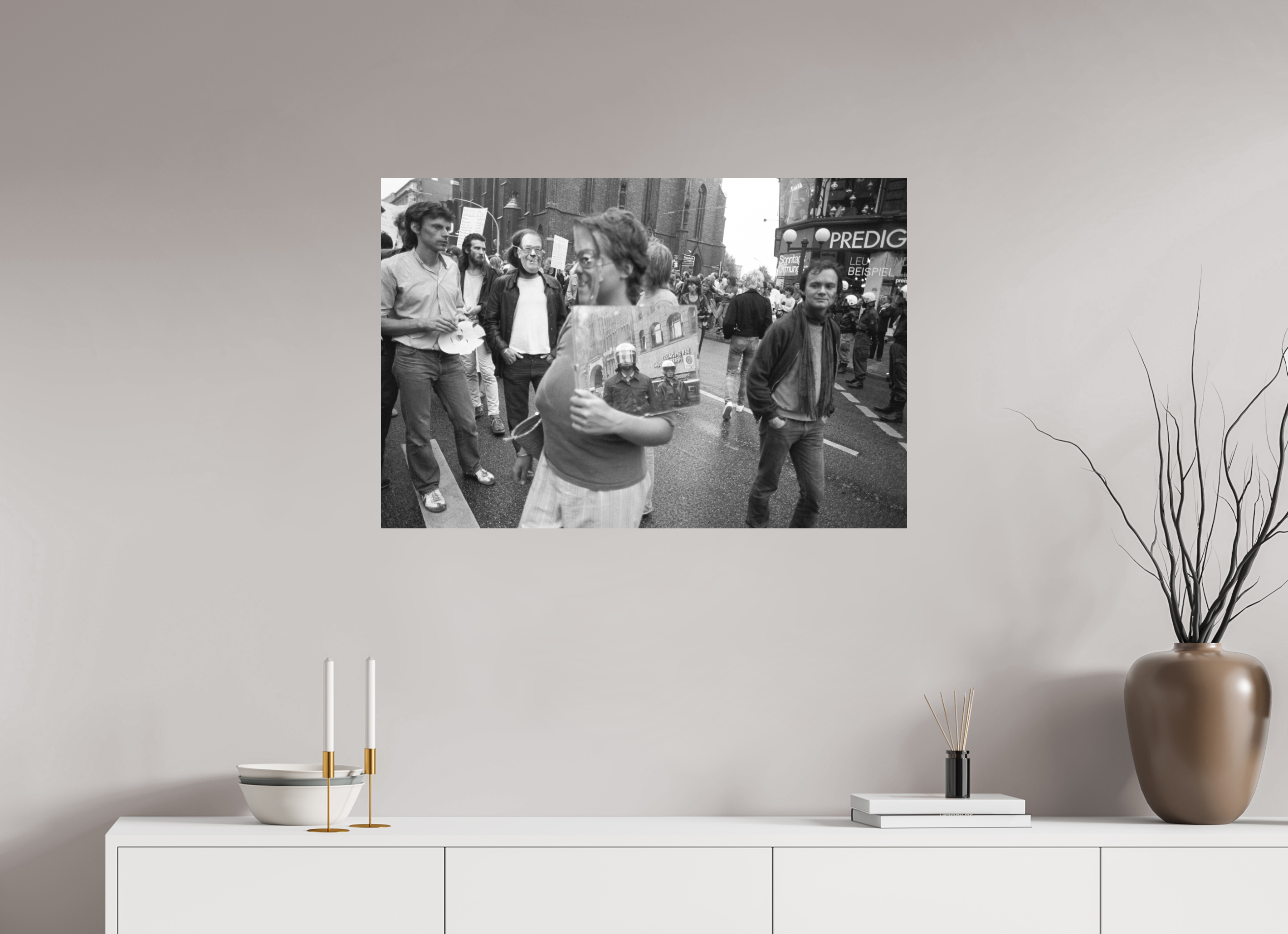 90 x 60 cm, 2. Foto auf Alu-Dibond Johannes Hartmann: Den Spiegel vorgehalten (S/W-Foto)