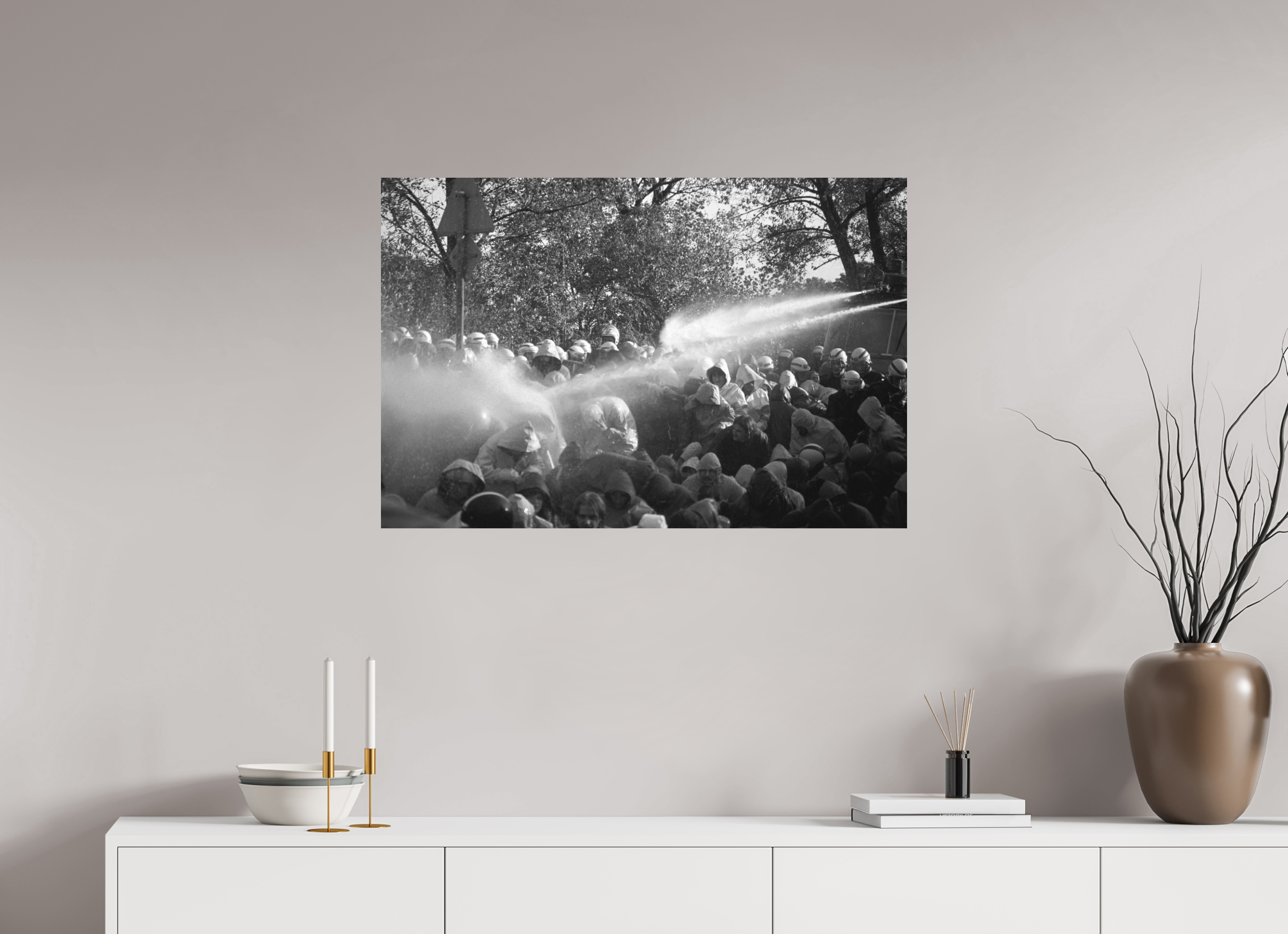 90 x 60 cm, 2. Foto auf Alu-Dibond Johannes Hartmann: Mit Wasserwerfern gegen Straßenblockaden (S/W-Foto)