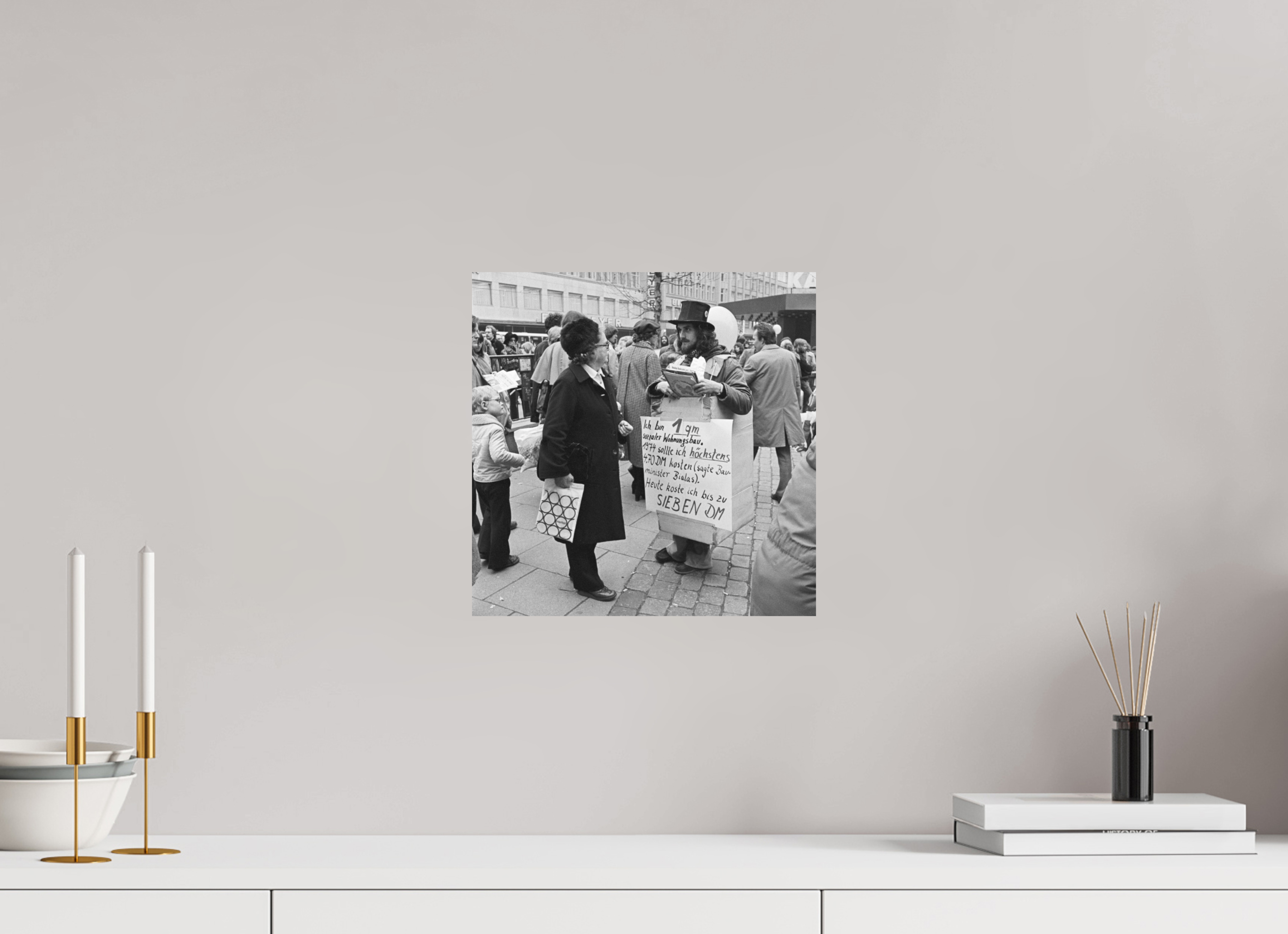 30 x 30 cm, 2. Foto auf Alu-Dibond Johannes Hartmann: Ich bin 1qm sozialer Wohnungsbau. (S/W-Foto)