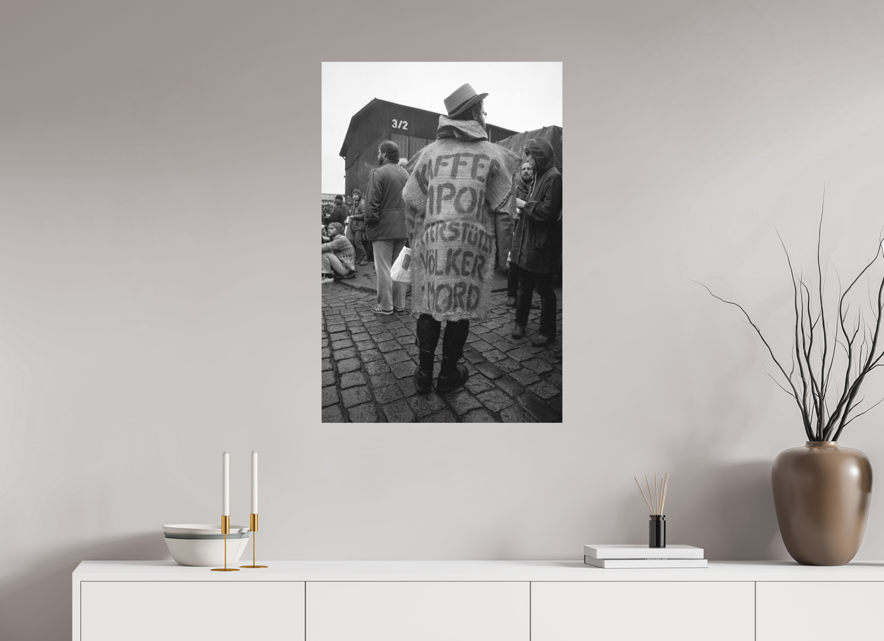 60 x 90 cm, 2. Foto auf Alu-Dibond Johannes Hartmann: Kaffee-Import unterstützt Völkermord (S/W-Foto)