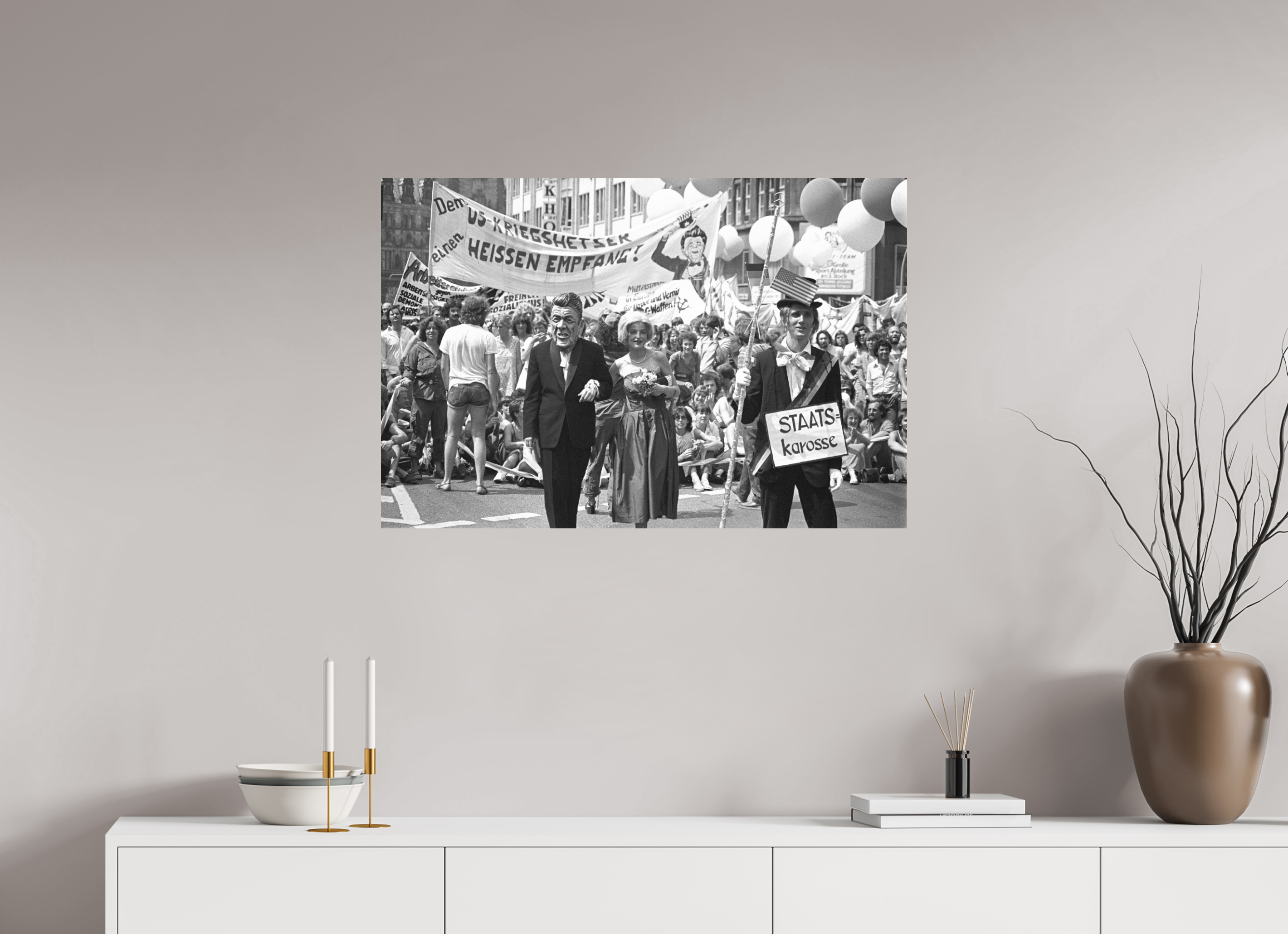 90 x 60 cm, 2. Foto auf Alu-Dibond Johannes Hartmann: Heißer Empfang (S/W-Foto)