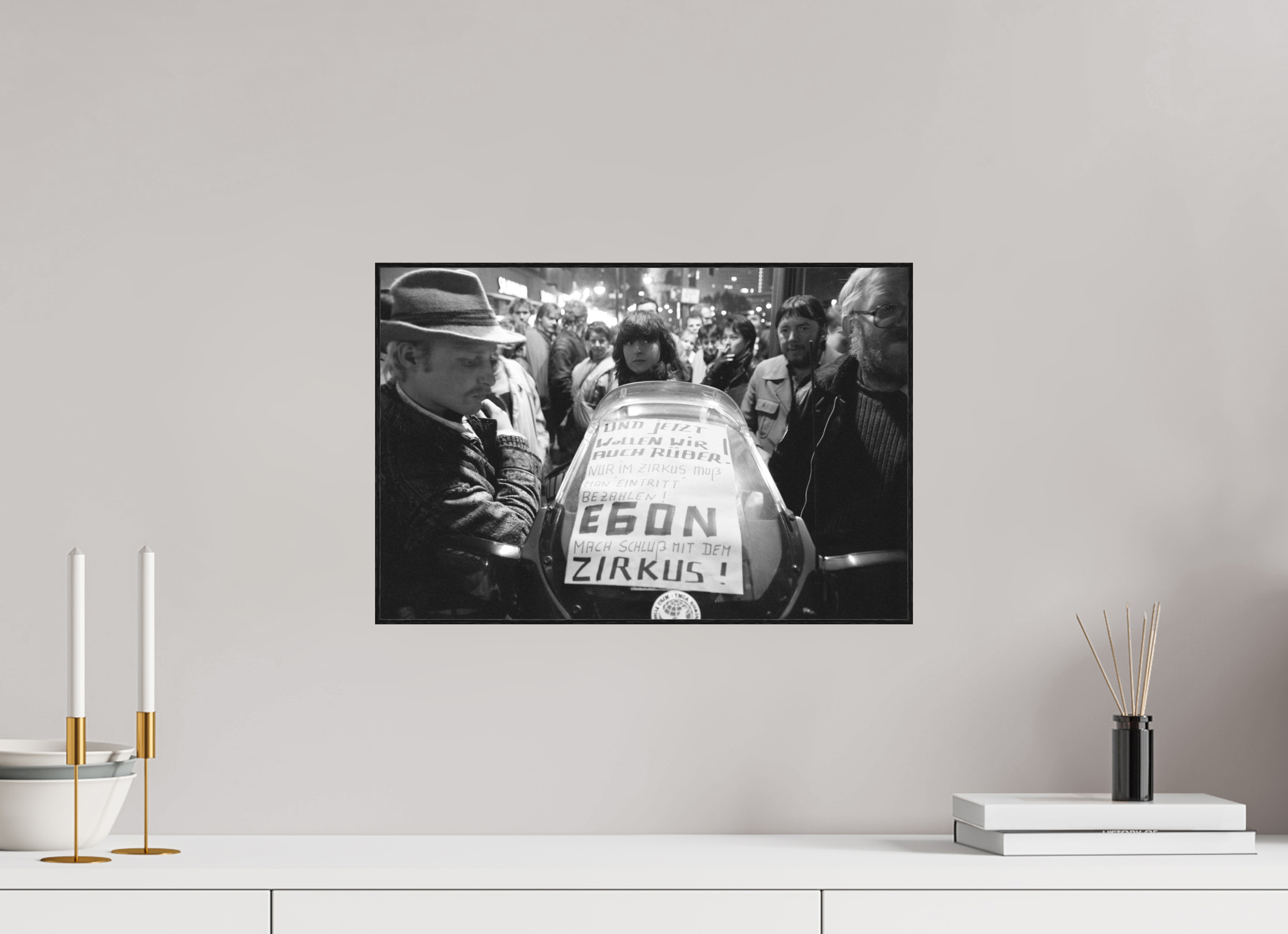 45 x 30 cm, 3a. Foto in ArtBox (4mm) Johannes Hartmann: Mach Schluss, Egon ! (S/W-Foto)