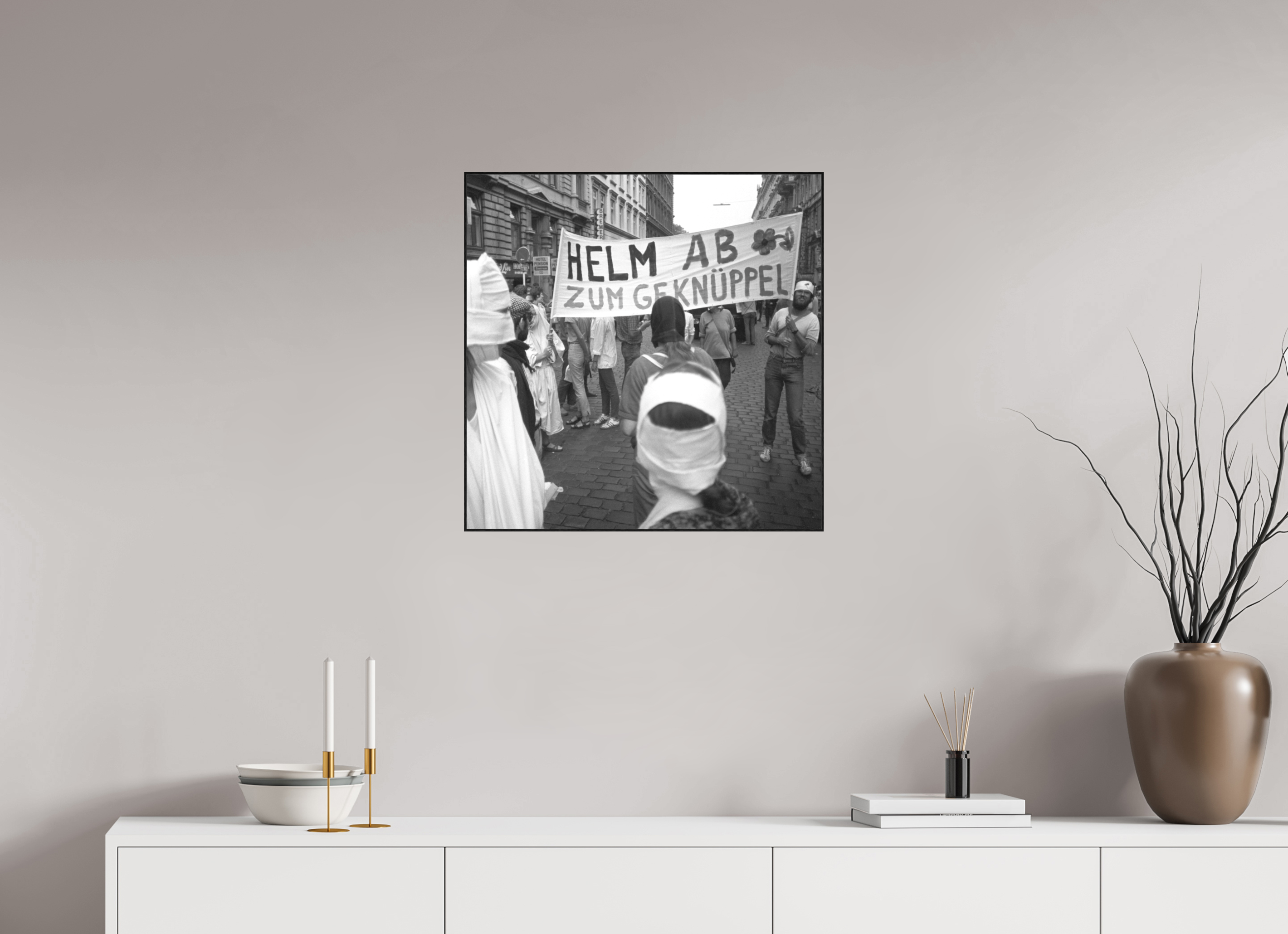 60 x 60 cm, 3a. Foto in ArtBox (4mm) Johannes Hartmann: Helm ab zum Geknüppel (S/W-Foto)