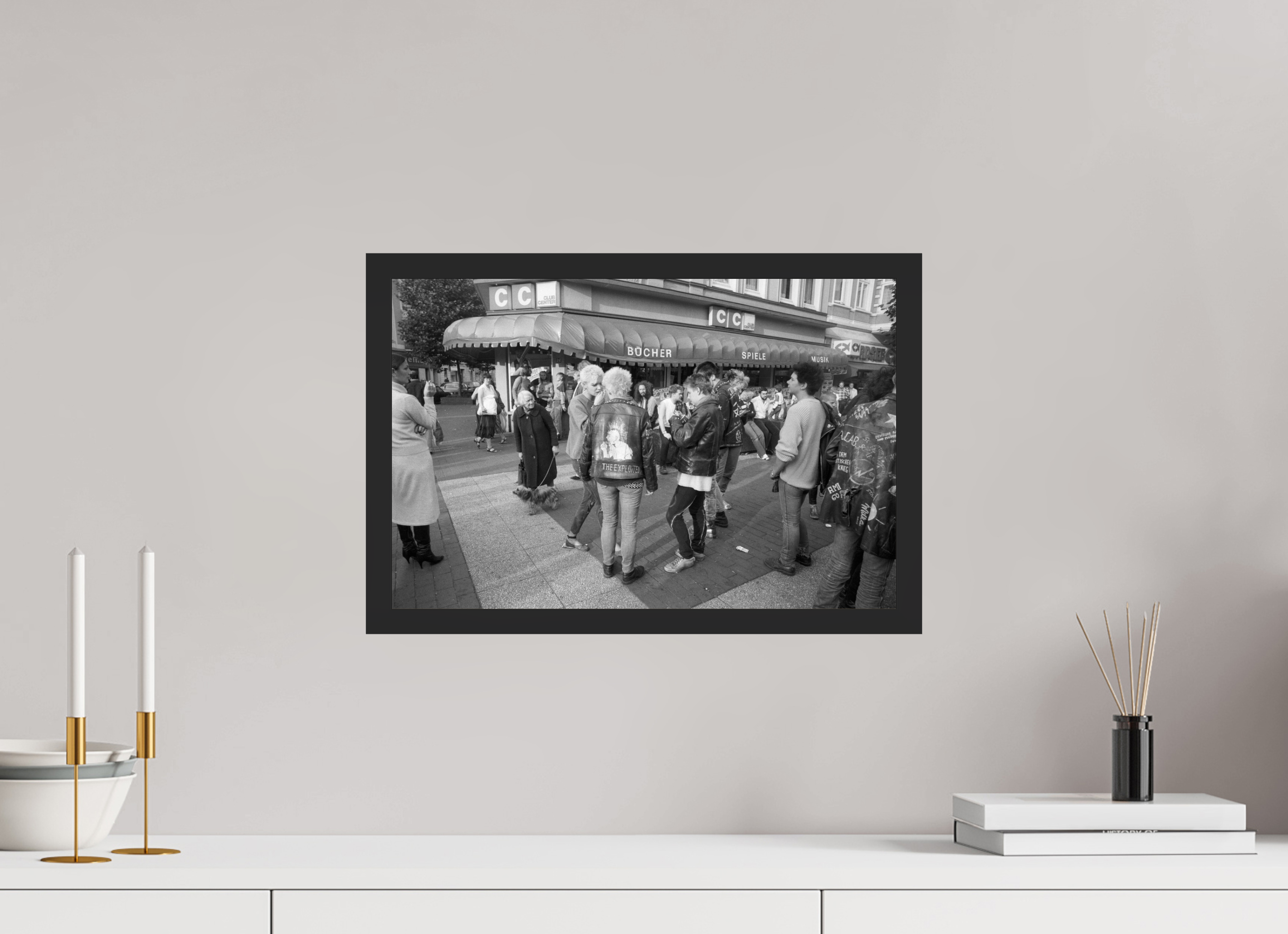 45 x 30 cm, 4a. Foto im Holz-Rahmen (20mm) Johannes Hartmann: Jetzt auch noch die Punks... (S/W-Foto)