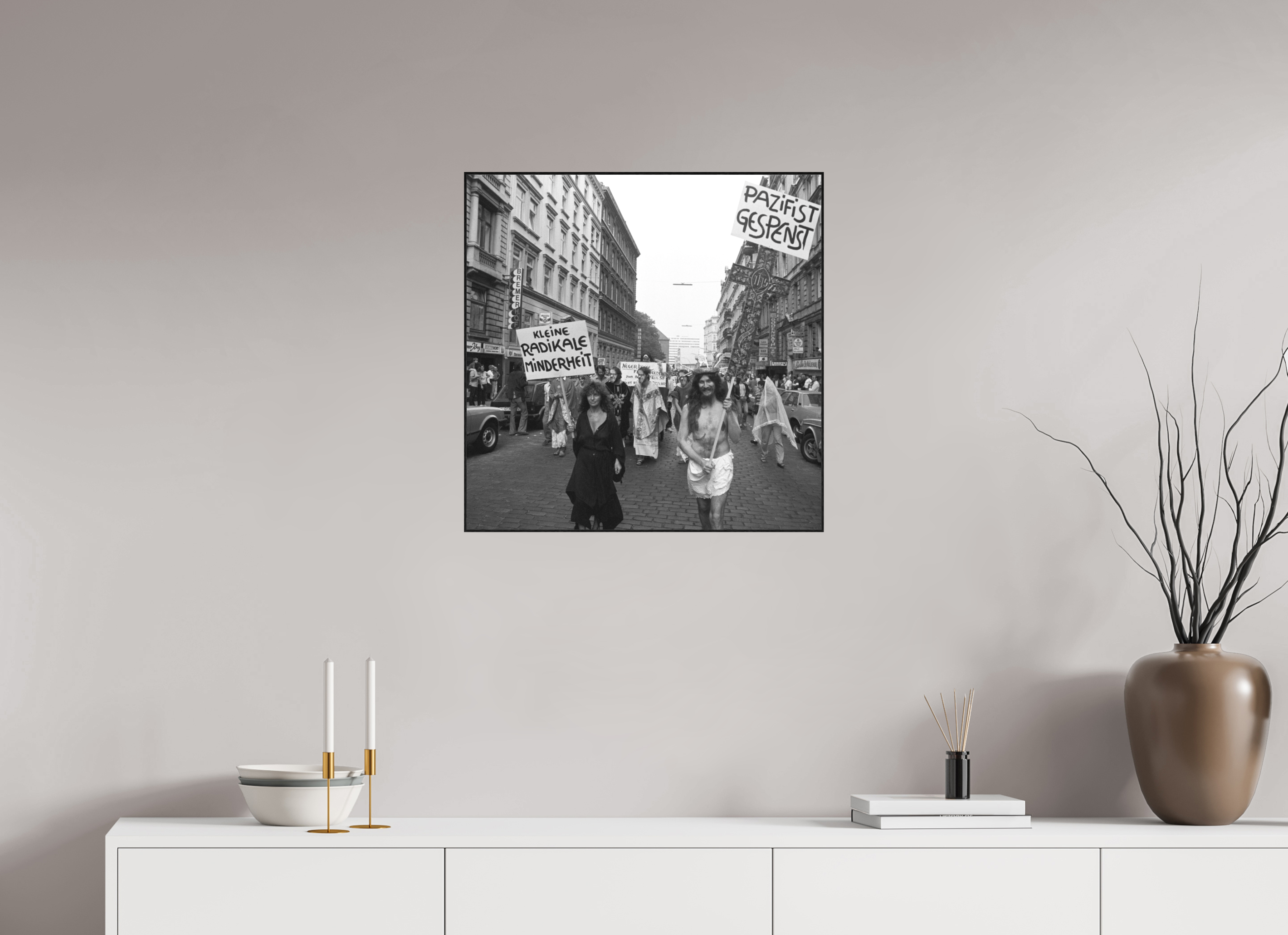 60 x 60 cm, 3a. Foto in ArtBox (4mm) Johannes Hartmann: Jesus und die kleine radikale Minderheit (S/W-Foto)