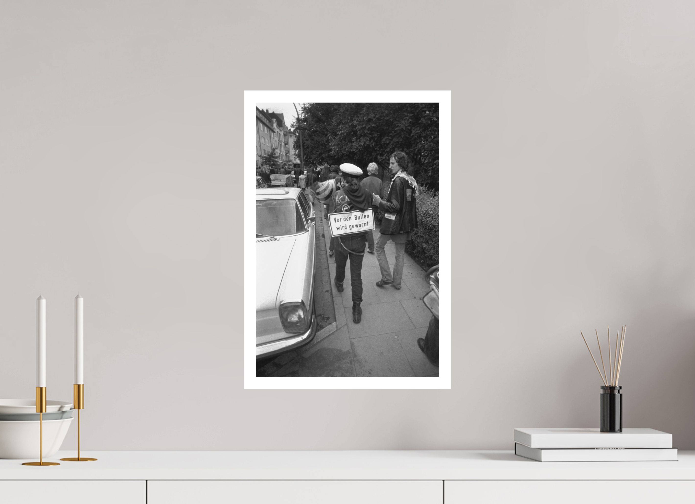 30 x 45 cm, 1. Foto mit Weißrand Johannes Hartmann: Vor den Bullen wird gewarnt (S/W-Foto)