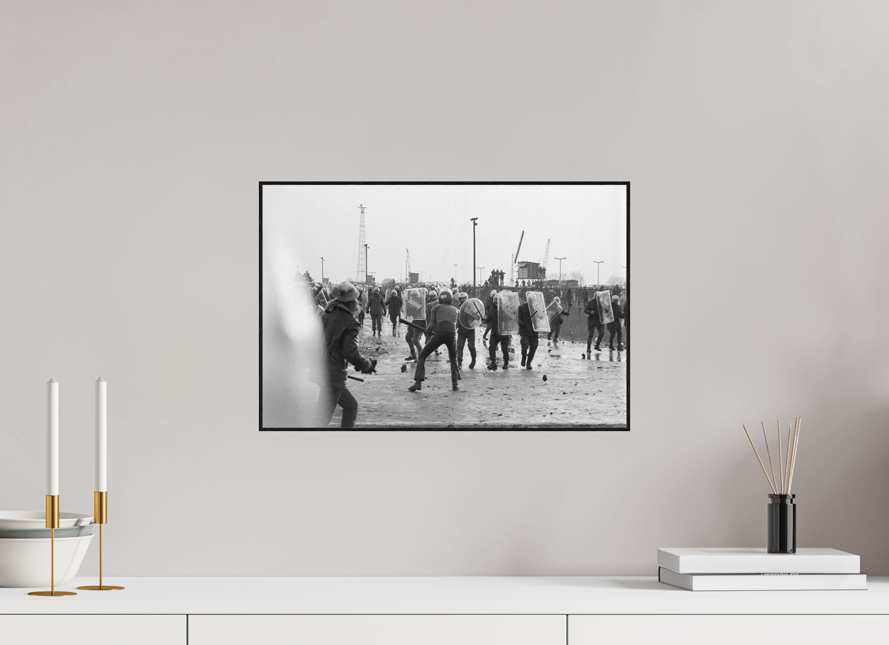 45 x 30 cm, 3a. Foto in ArtBox (4mm) Johannes Hartmann: Eskalation am Bauzaun 2 (S/W-Foto)