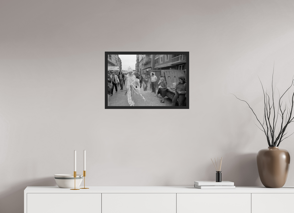 60 x 40 cm, 4a. Foto im Holz-Rahmen (20mm) Johannes Hartmann: Christopher Street Day 2 (S/W-Foto)