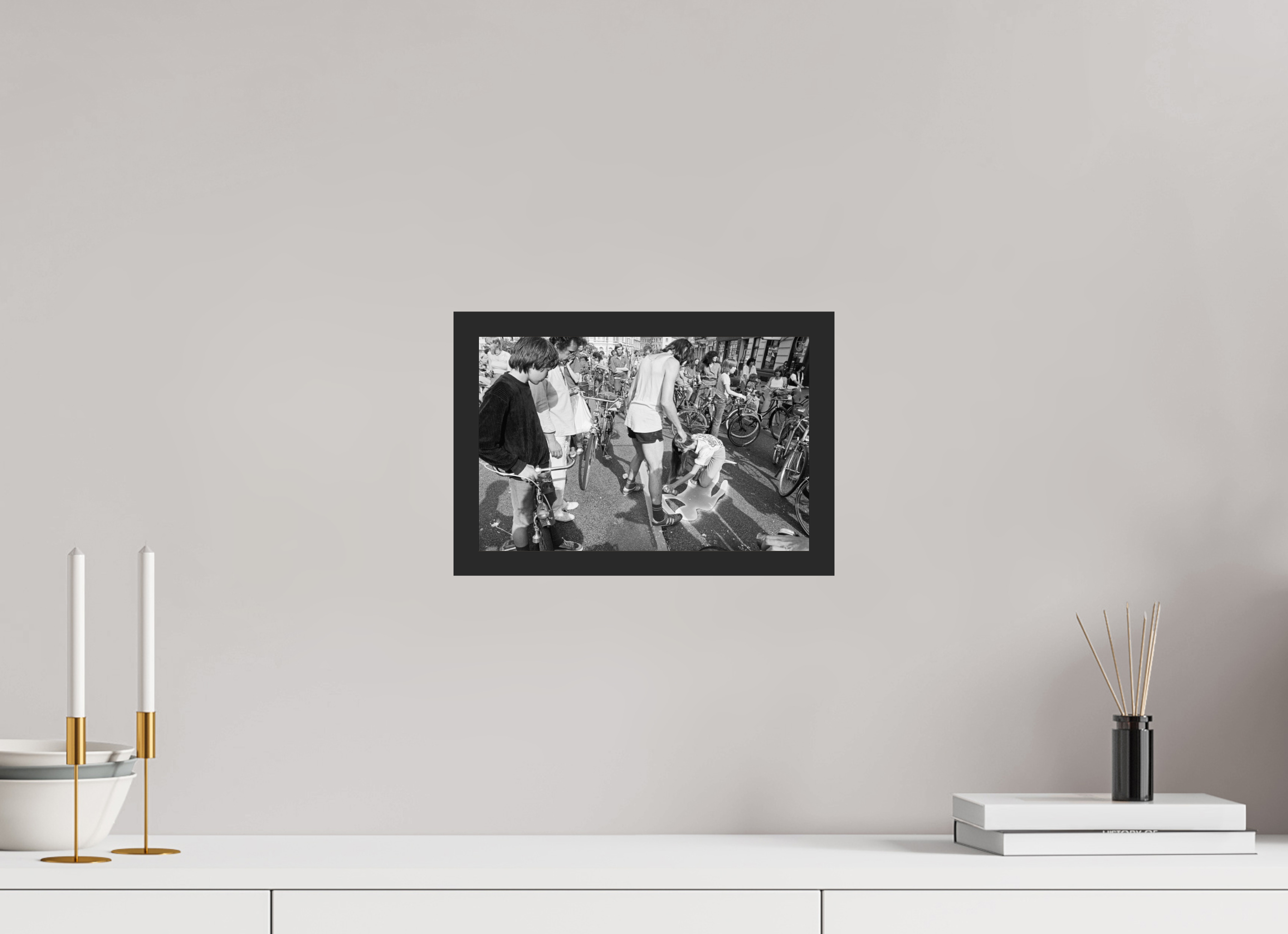 30 x 20 cm, 4a. Foto im Holz-Rahmen (20mm) Johannes Hartmann: Schleichen statt Leichen 1 (S/W-Foto)