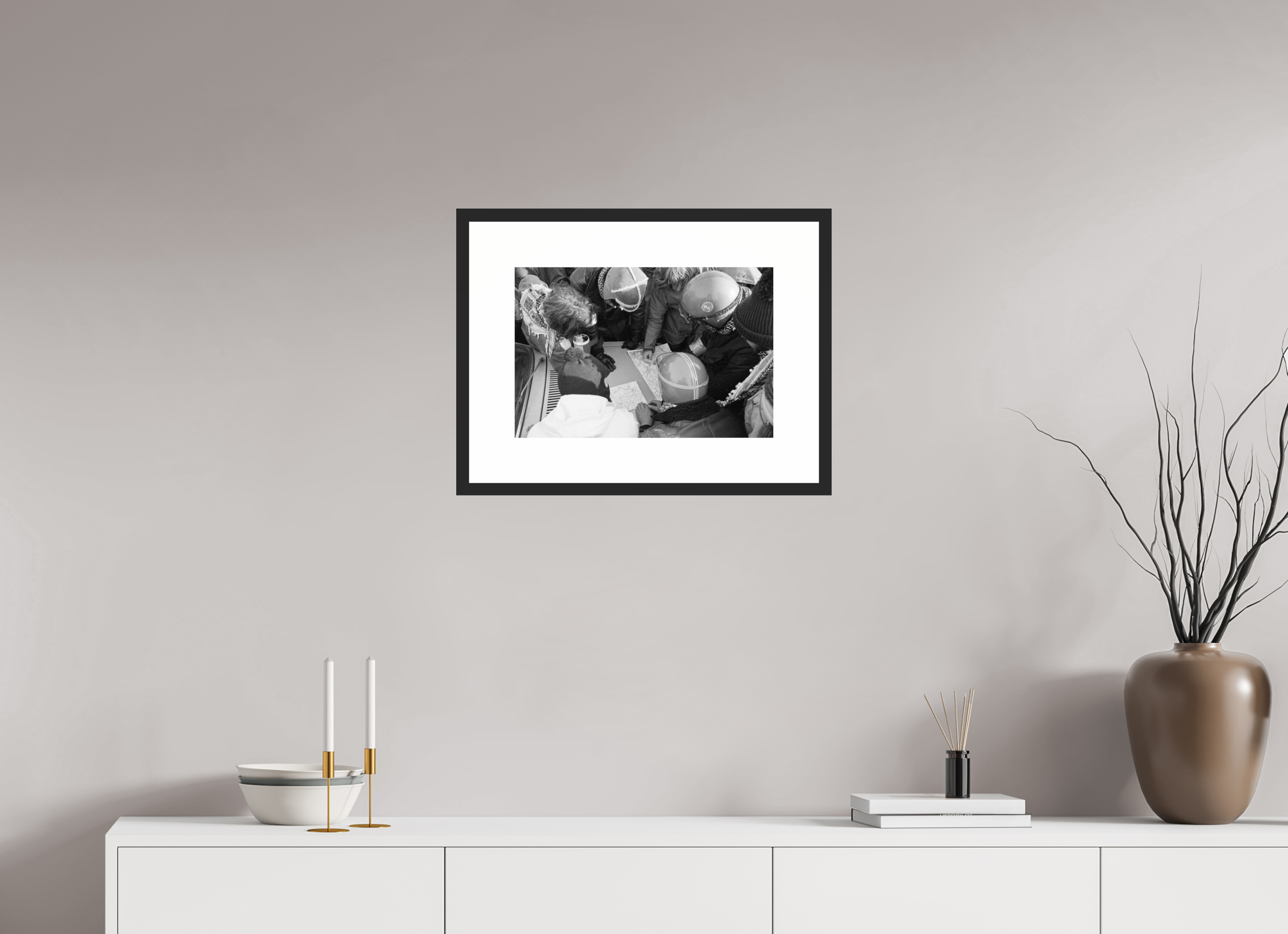 45 x 30 cm, 4b. Foto im Holz-Rahmen (20mm) mit Weißrand Johannes Hartmann: Wie umgehen wir die Polizeisperren? (S/W-Foto)