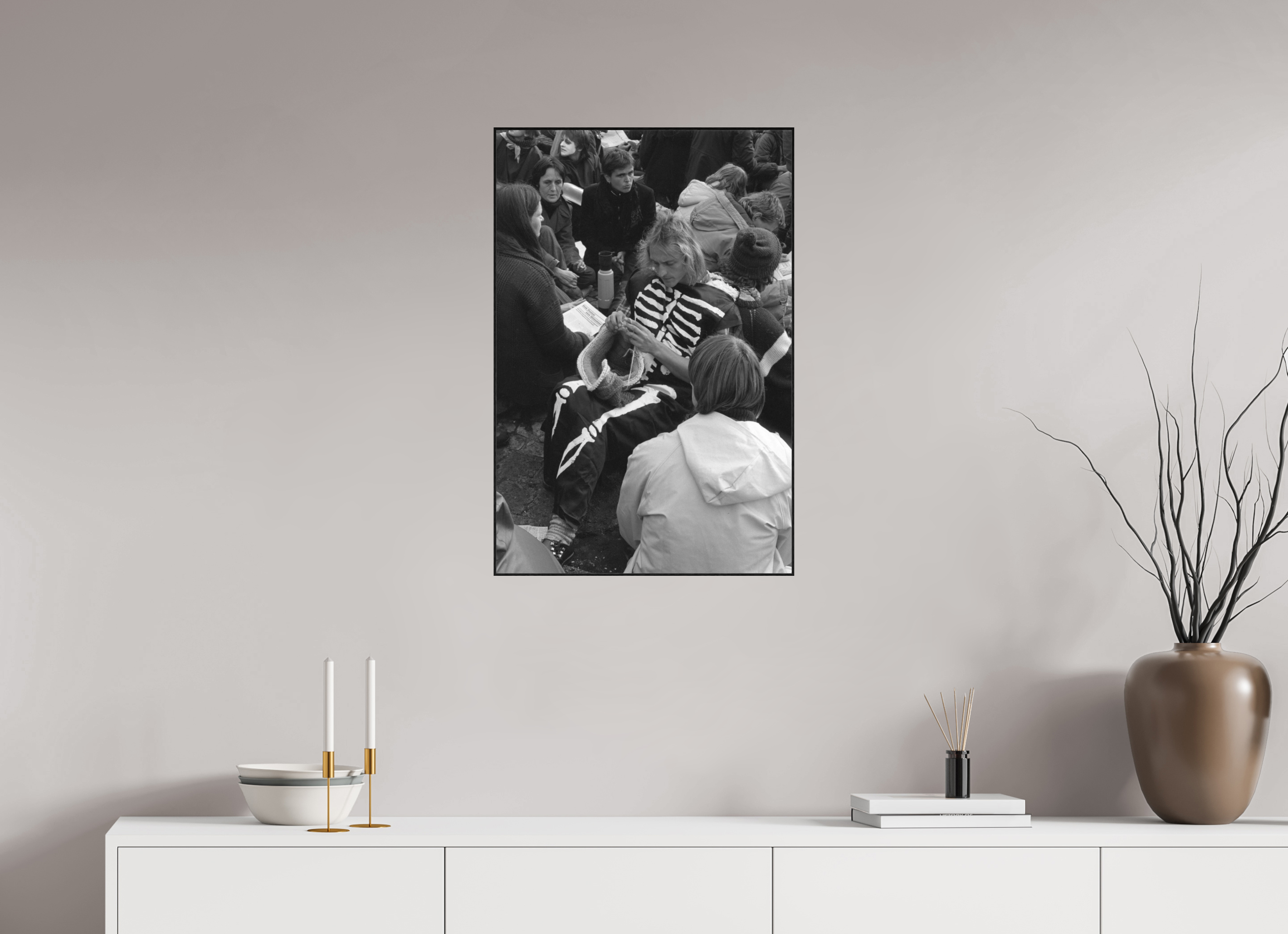 50 x 75 cm, 3a. Foto in ArtBox (4mm) Johannes Hartmann: Der Tod und sein Strickzeug (S/W-Foto)