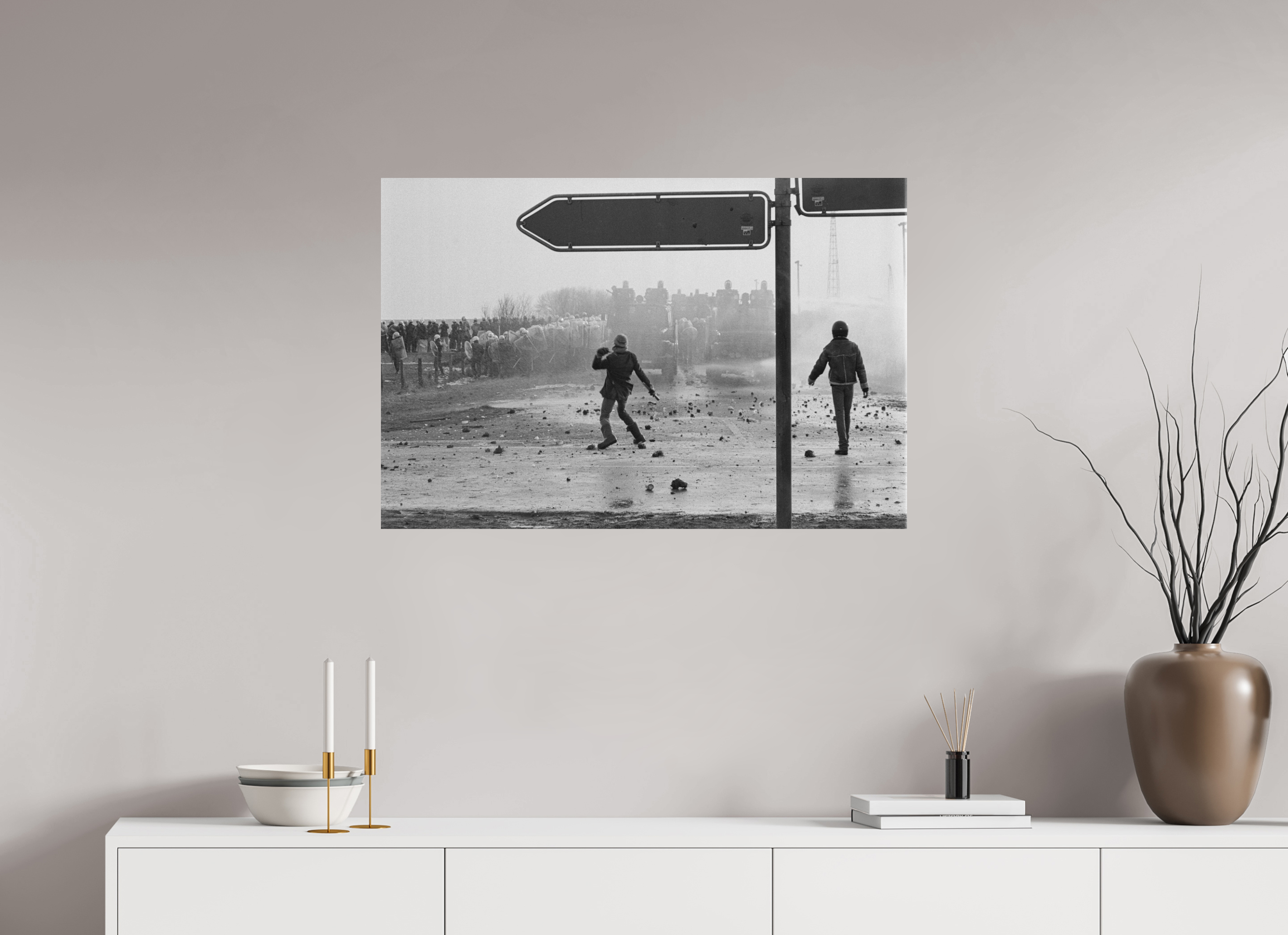 90 x 60 cm, 2. Foto auf Alu-Dibond Johannes Hartmann: Eskalation am Bauzaun 1 (S/W-Foto)