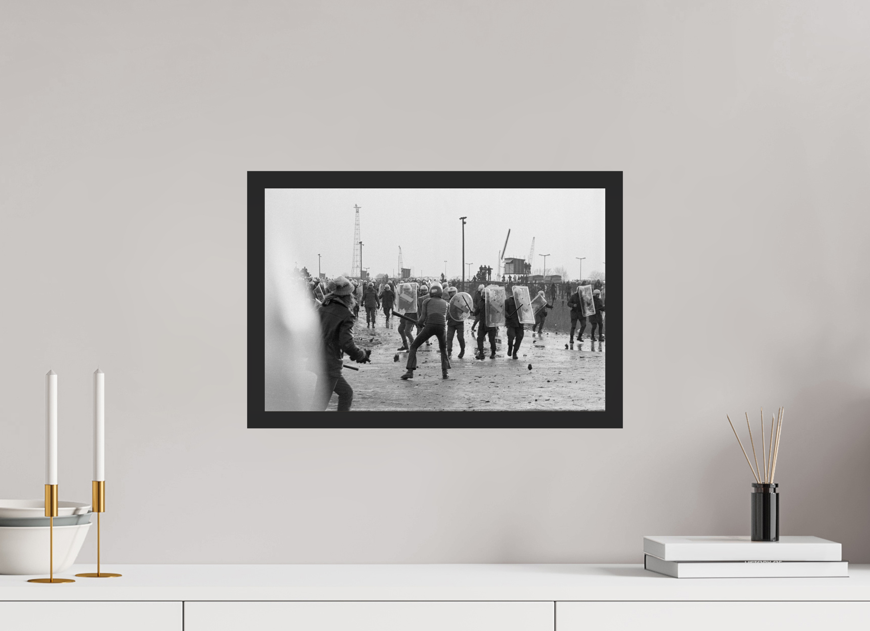 45 x 30 cm, 4a. Foto im Holz-Rahmen (20mm) Johannes Hartmann: Eskalation am Bauzaun 2 (S/W-Foto)