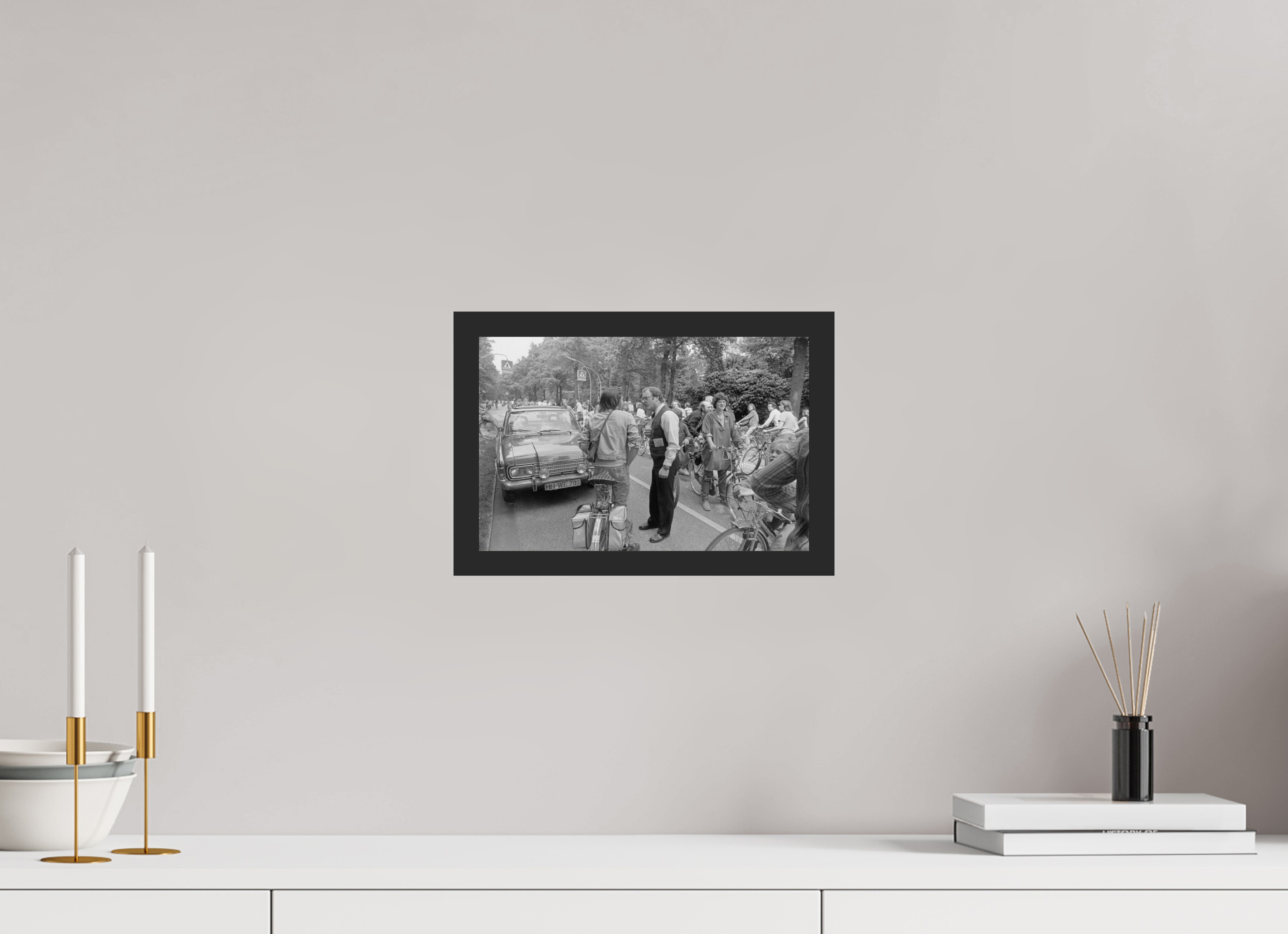 30 x 20 cm, 4a. Foto im Holz-Rahmen (20mm) Johannes Hartmann: Ihr könnt doch hier nicht einfach den ganzen Verkehr aufhalten… (S/W-Foto)