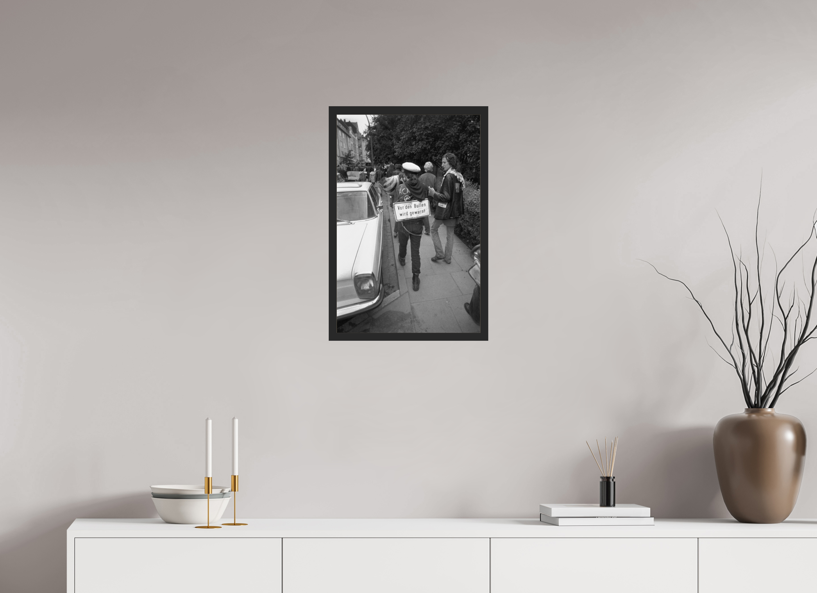 40 x 60 cm, 4a. Foto im Holz-Rahmen (20mm) Johannes Hartmann: Vor den Bullen wird gewarnt (S/W-Foto)