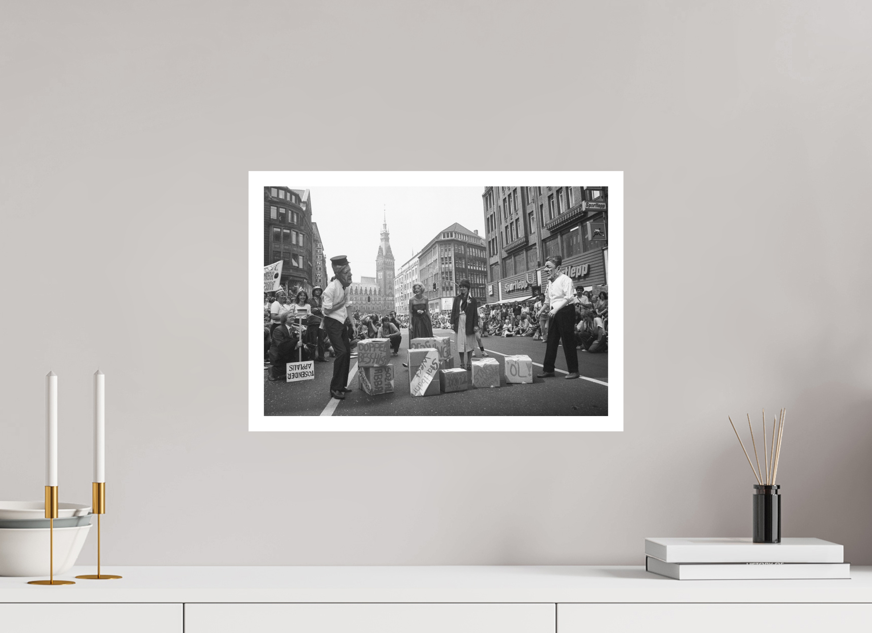 45 x 30 cm, 1. Foto mit Weißrand Johannes Hartmann: NATO-Doppelbeschiss (S/W-Foto)