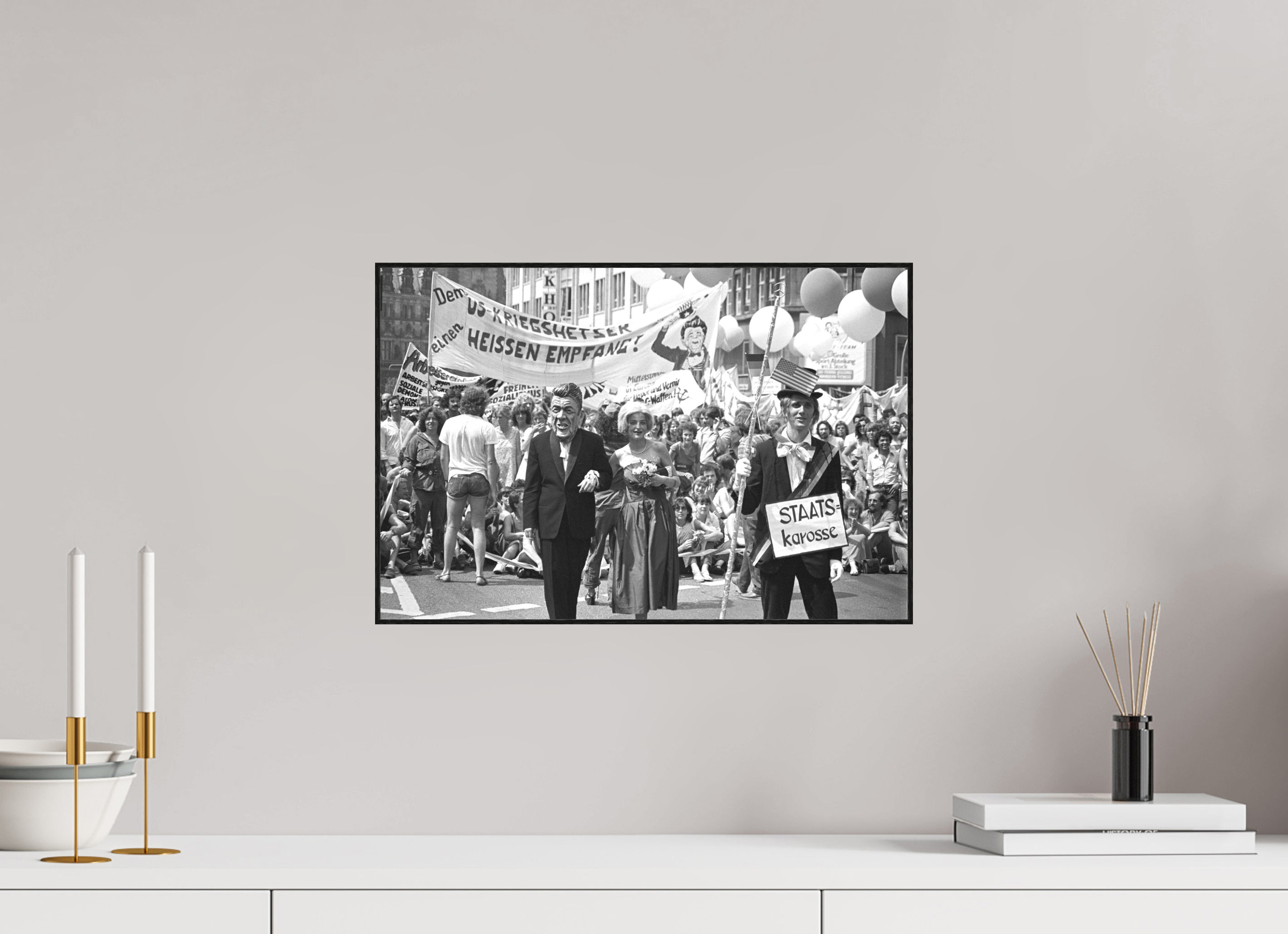 45 x 30 cm, 3a. Foto in ArtBox (4mm) Johannes Hartmann: Heißer Empfang (S/W-Foto)