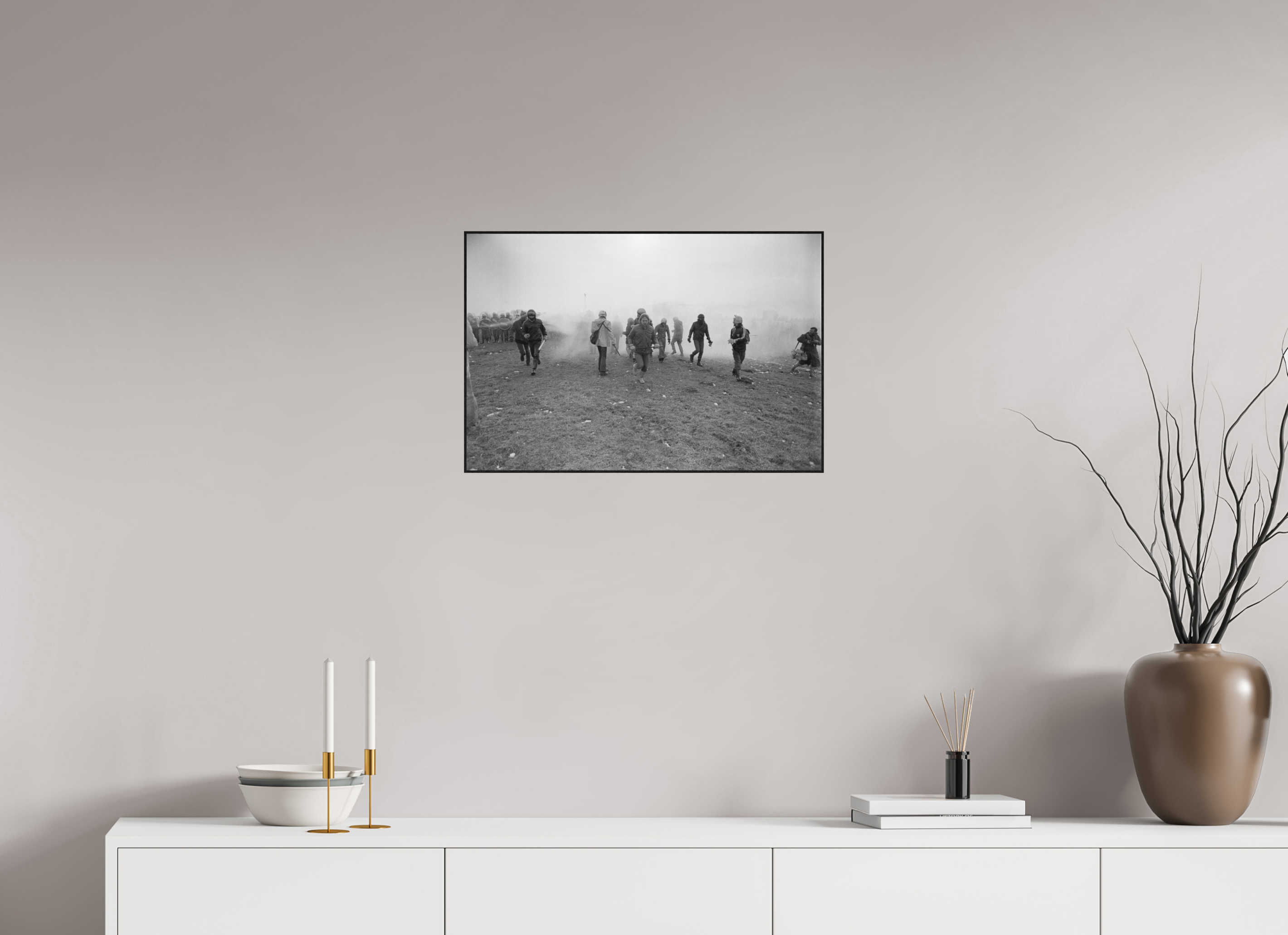 60 x 40 cm, 3a. Foto in ArtBox (4mm) Johannes Hartmann: Eskalation am Bauzaun 3 – Rückzug (S/W-Foto)