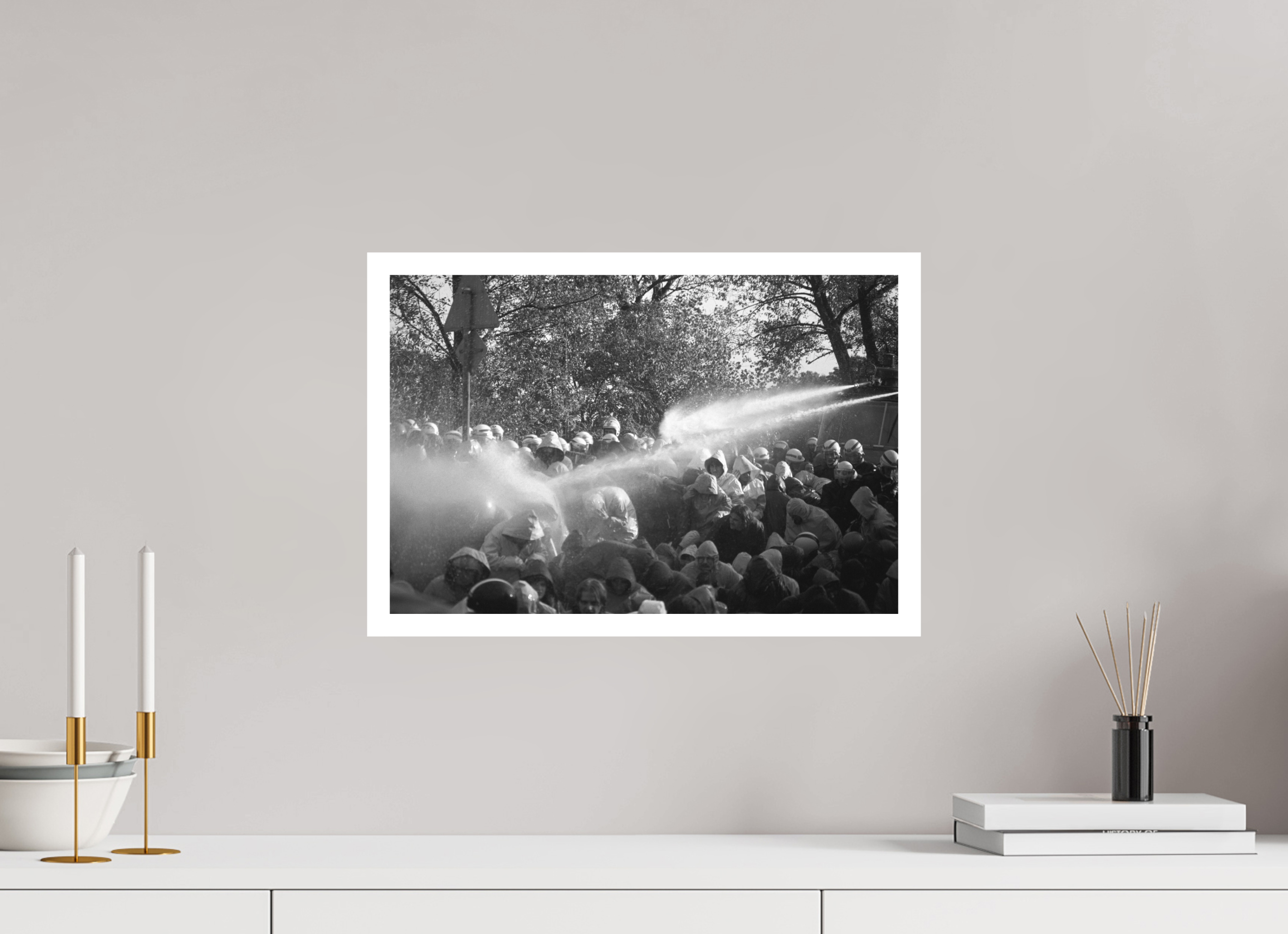 45 x 30 cm, 1. Foto mit Weißrand Johannes Hartmann: Mit Wasserwerfern gegen Straßenblockaden (S/W-Foto)