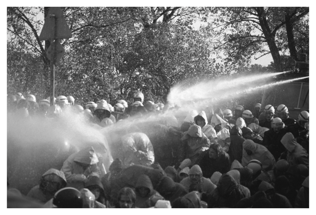 Main image Johannes Hartmann: Mit Wasserwerfern gegen Straßenblockaden (S/W-Foto)