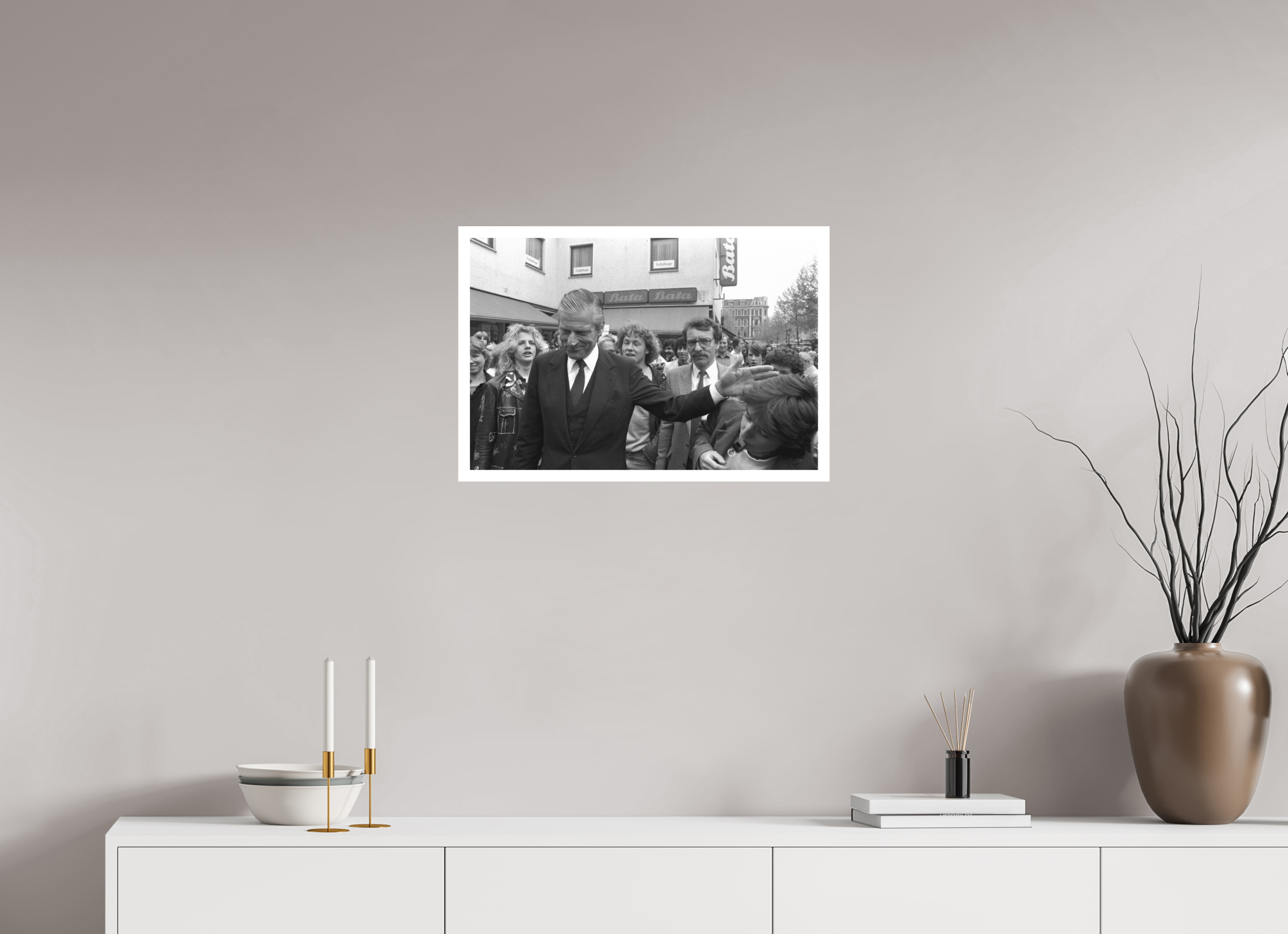 60 x 40 cm, 1. Foto mit Weißrand Johannes Hartmann: Auftritt Walter Leisler-Kiep (S/W-Foto)