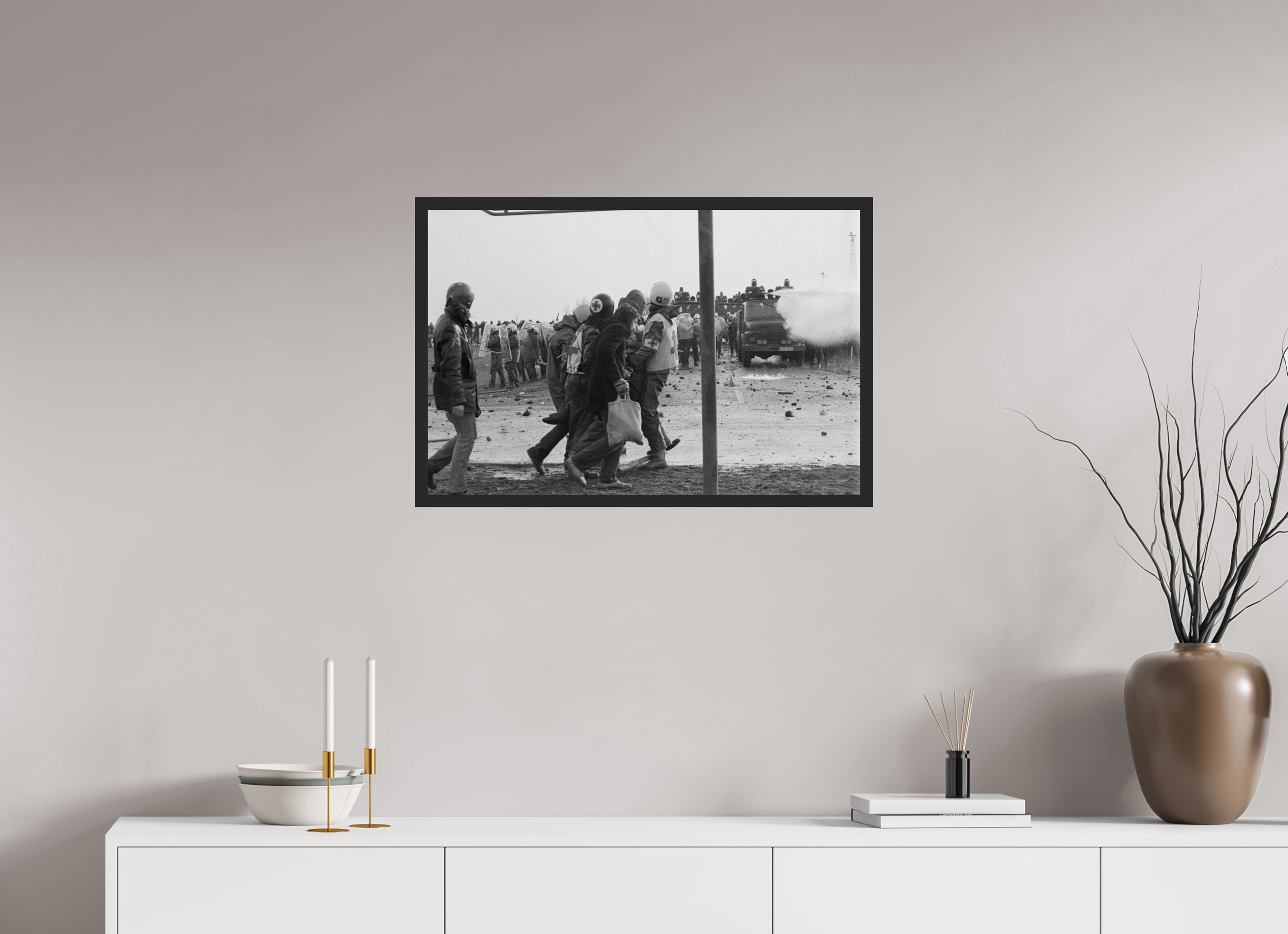 75 x 50 cm, 4a. Foto im Holz-Rahmen (20mm) Johannes Hartmann: Verletztentransport (S/W-Foto)