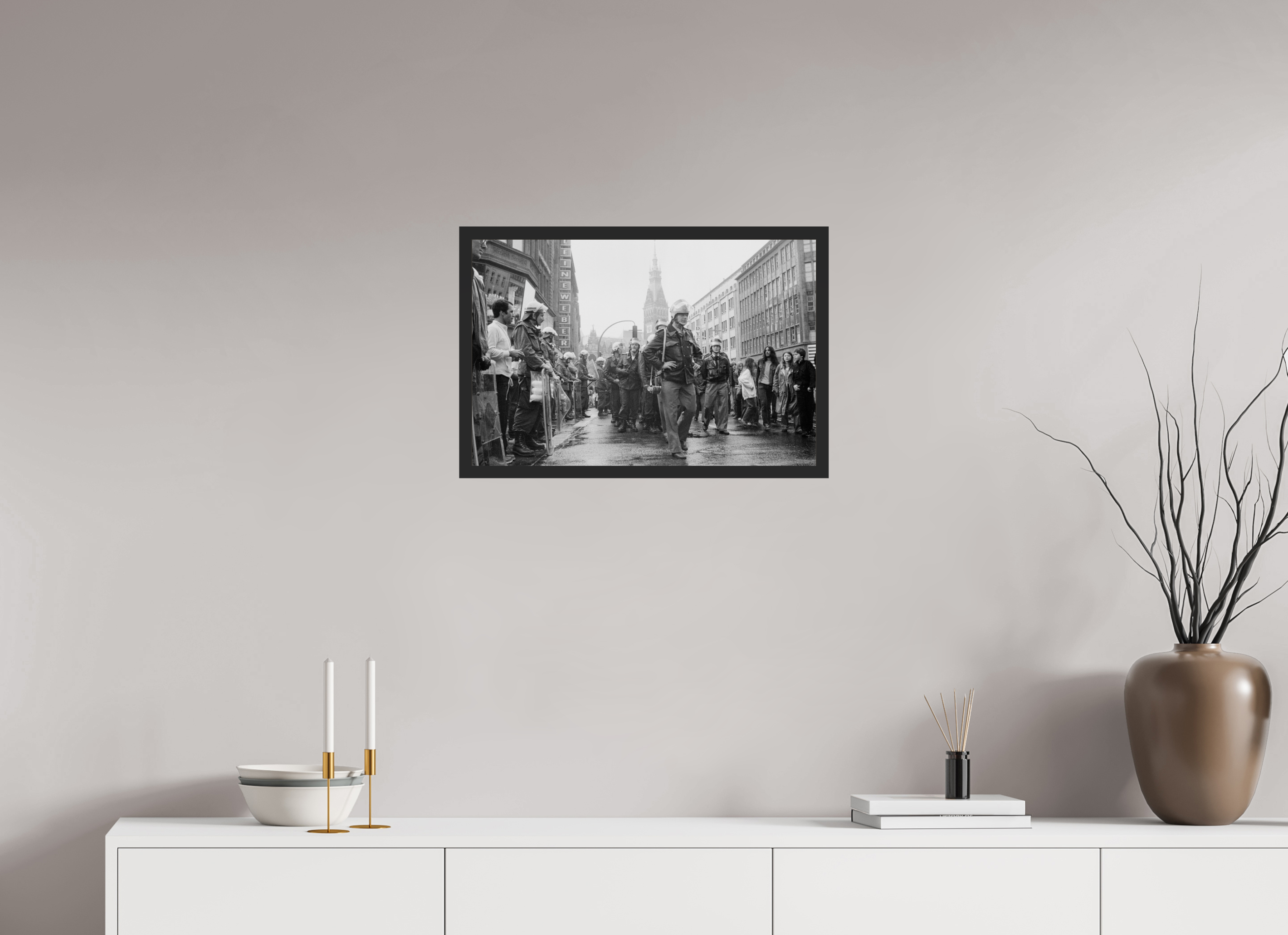 60 x 40 cm, 4a. Foto im Holz-Rahmen (20mm) Johannes Hartmann: Markanter Aufmarsch (S/W-Foto)