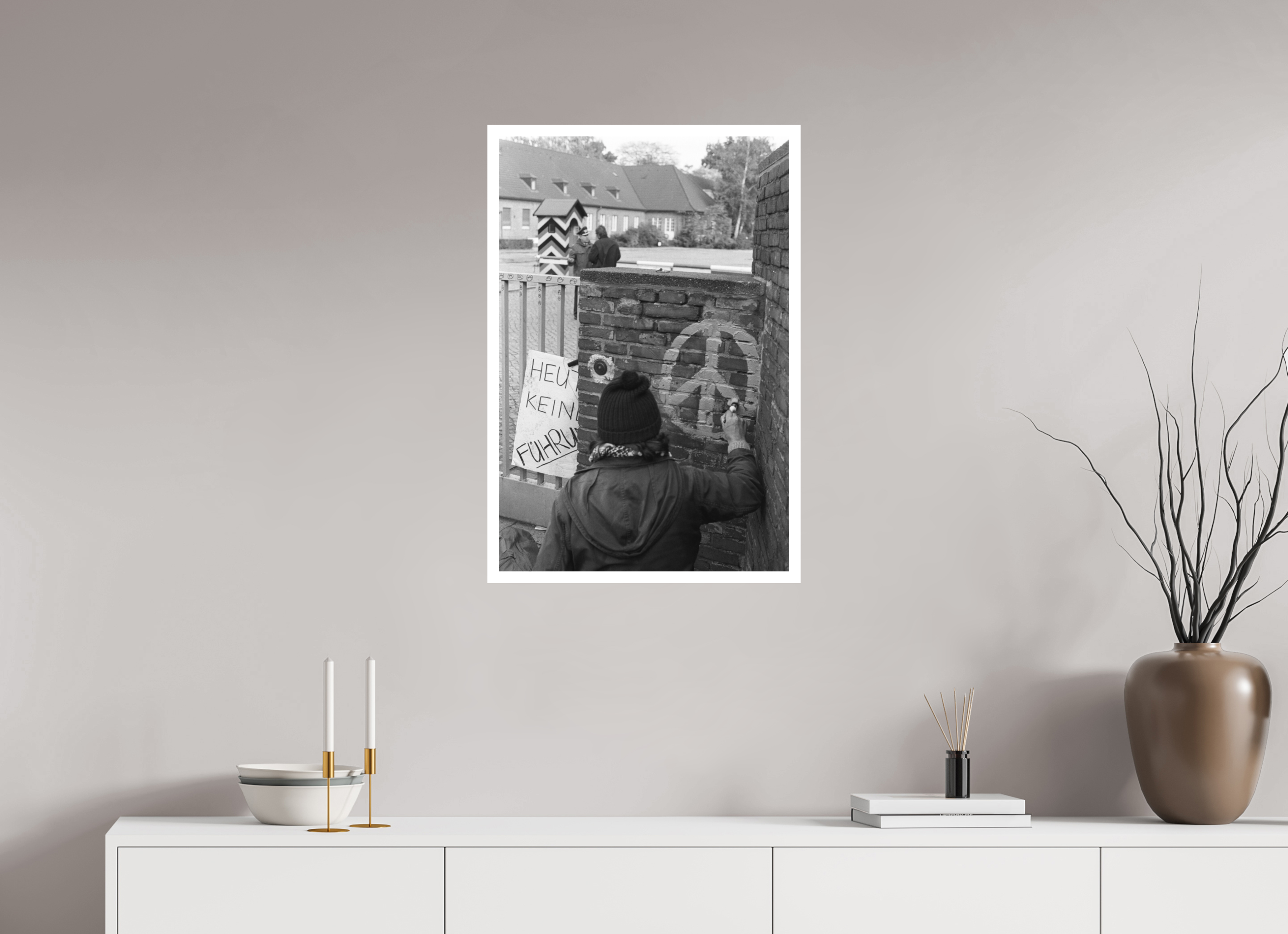 50 x 75 cm, 1. Foto mit Weißrand Johannes Hartmann: Heute keine Führung (S/W-Foto)