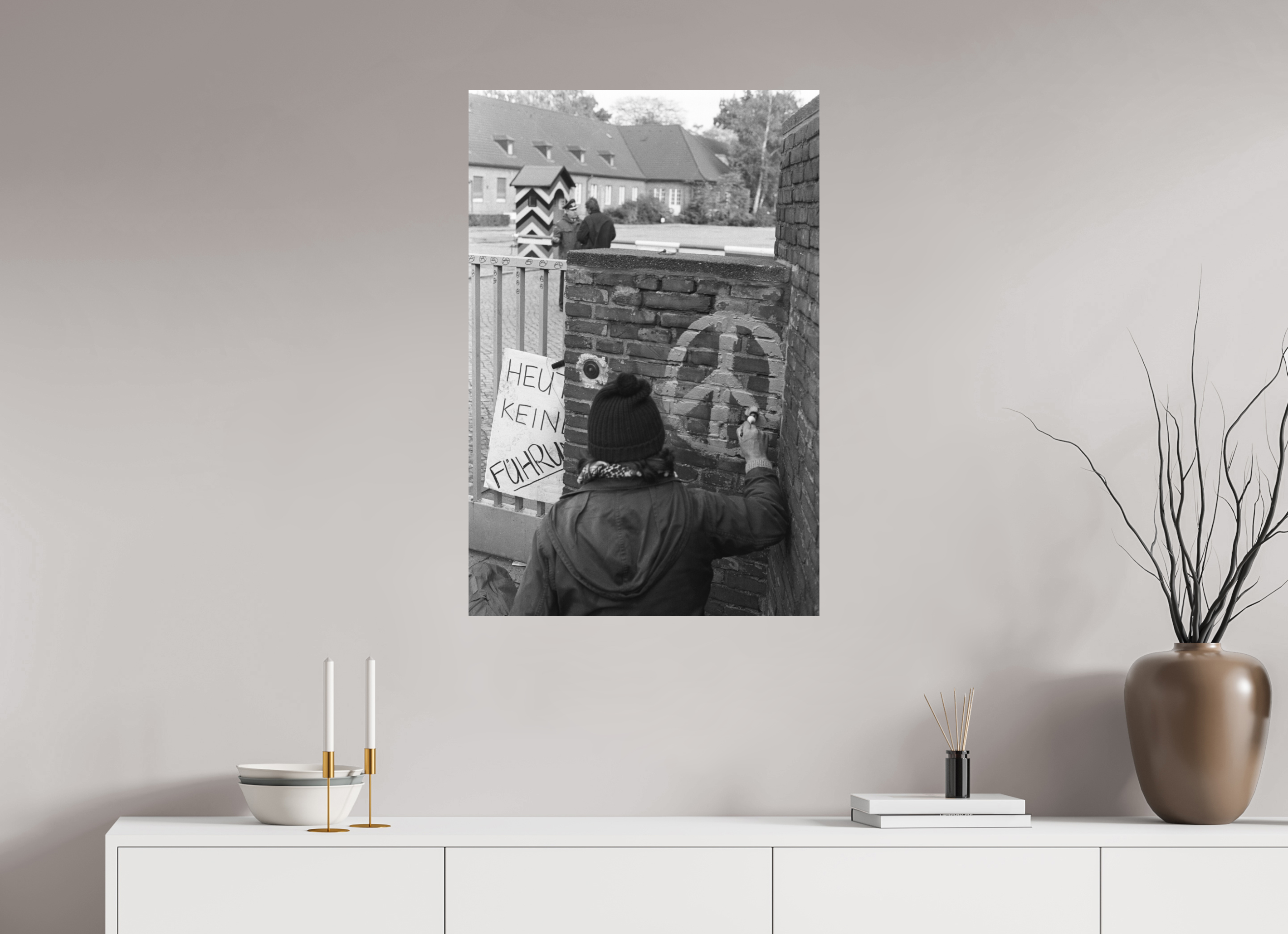 60 x 90 cm, 2. Foto auf Alu-Dibond Johannes Hartmann: Heute keine Führung (S/W-Foto)