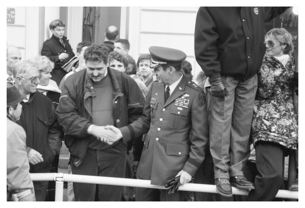 Main image Johannes Hartmann: Der Handschlag (S/W-Foto)