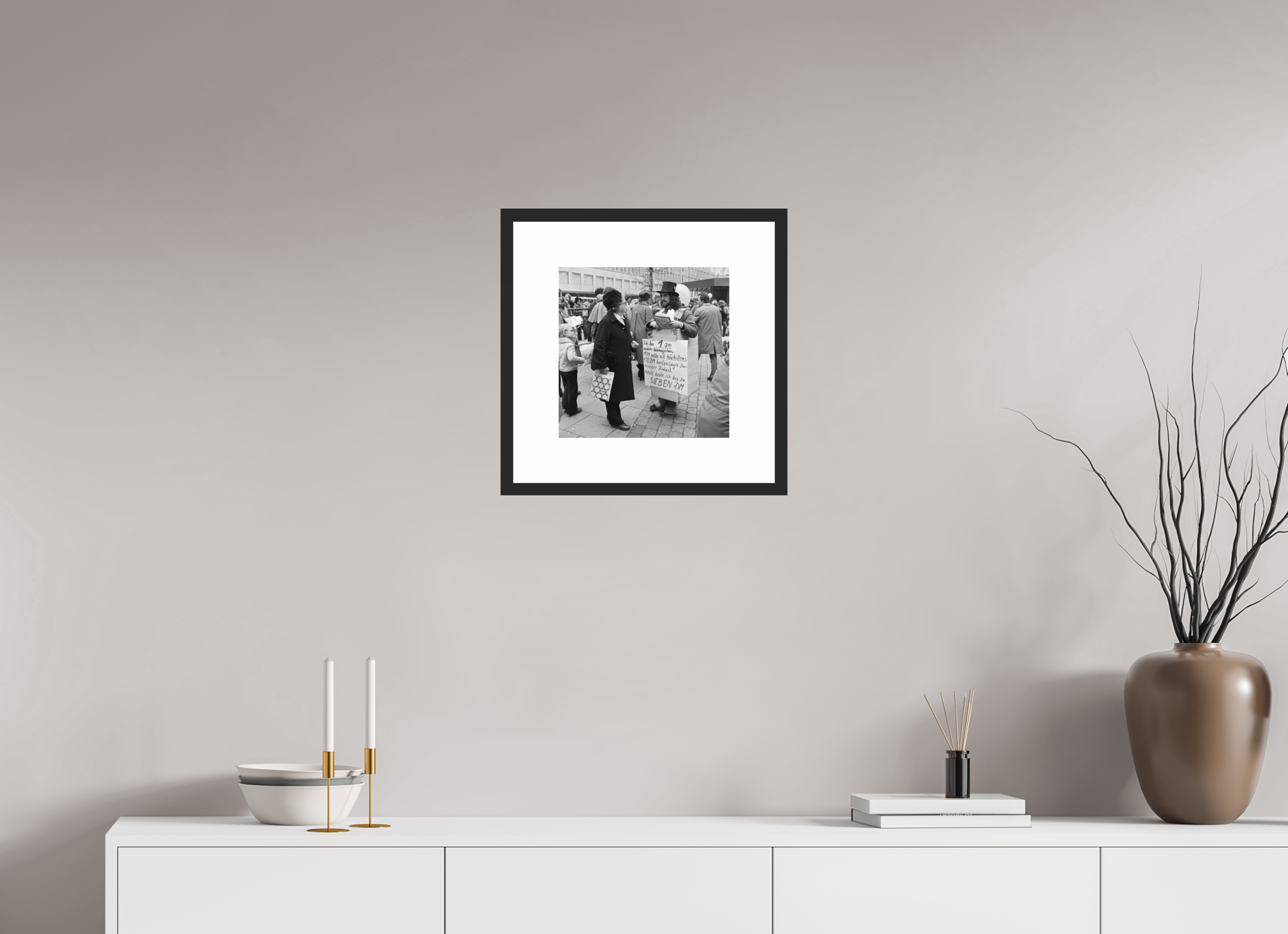 30 x 30 cm, 4b. Foto im Holz-Rahmen (20mm) mit Weißrand Johannes Hartmann: Ich bin 1qm sozialer Wohnungsbau. (S/W-Foto)