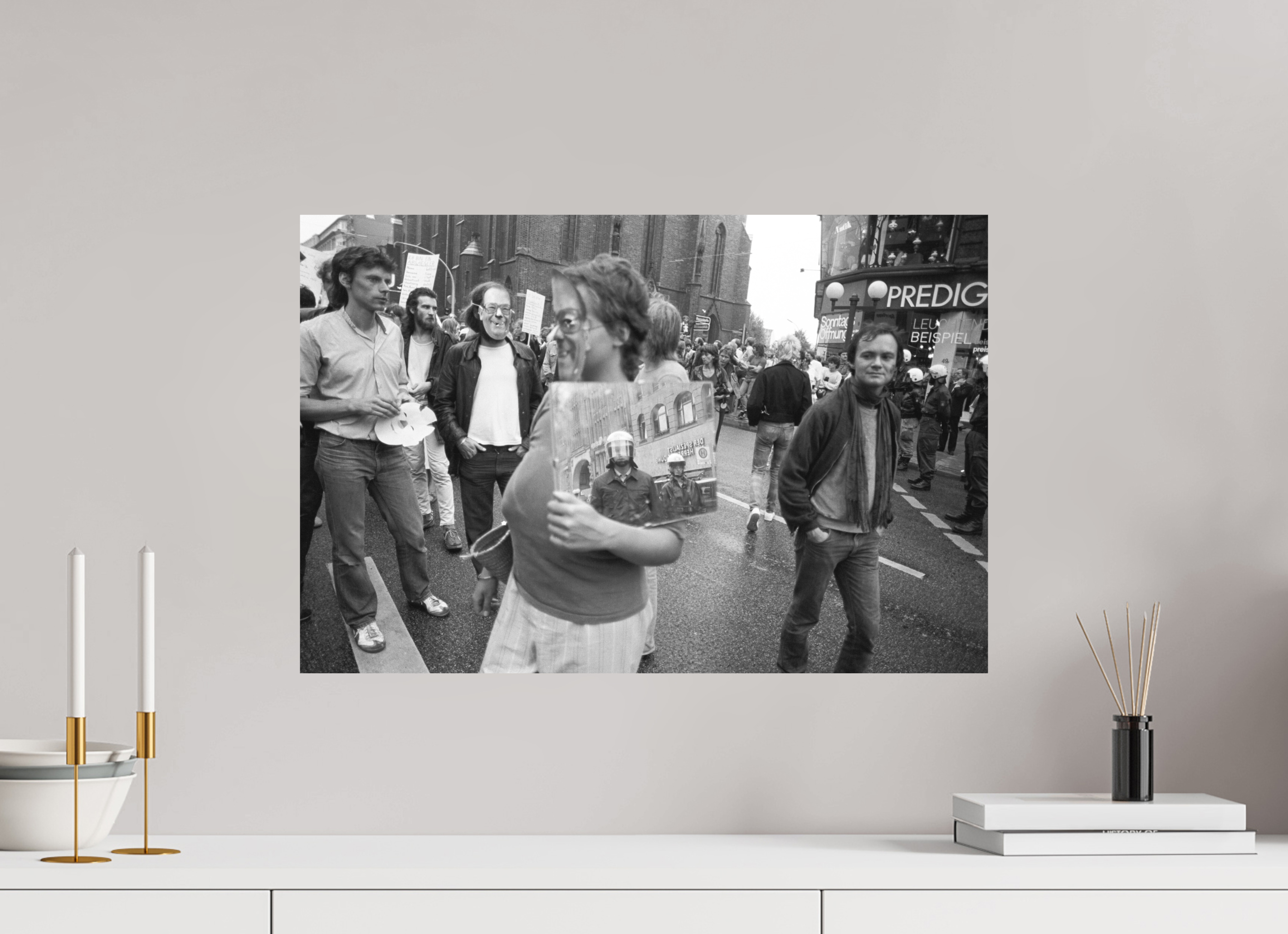 60 x 40 cm, 2. Foto auf Alu-Dibond Johannes Hartmann: Den Spiegel vorgehalten (S/W-Foto)