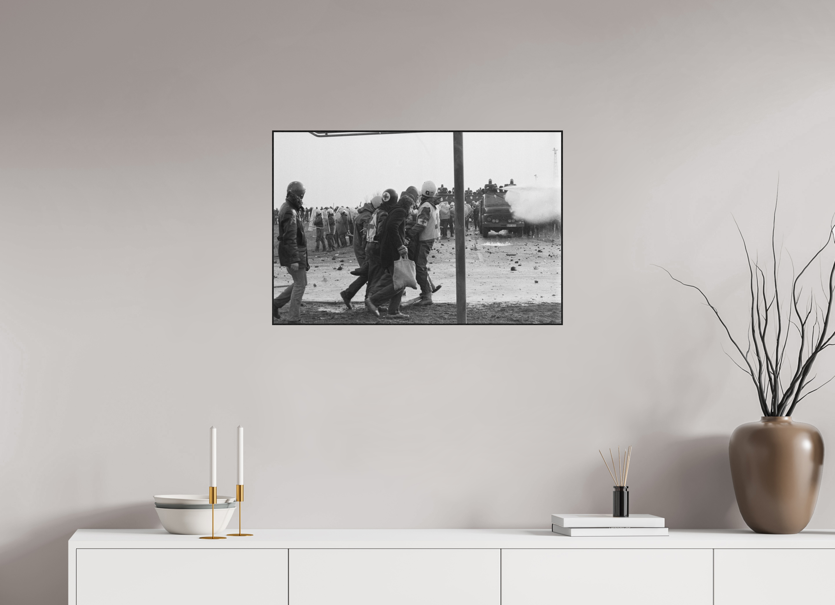 75 x 50 cm, 3a. Foto in ArtBox (4mm) Johannes Hartmann: Verletztentransport (S/W-Foto)