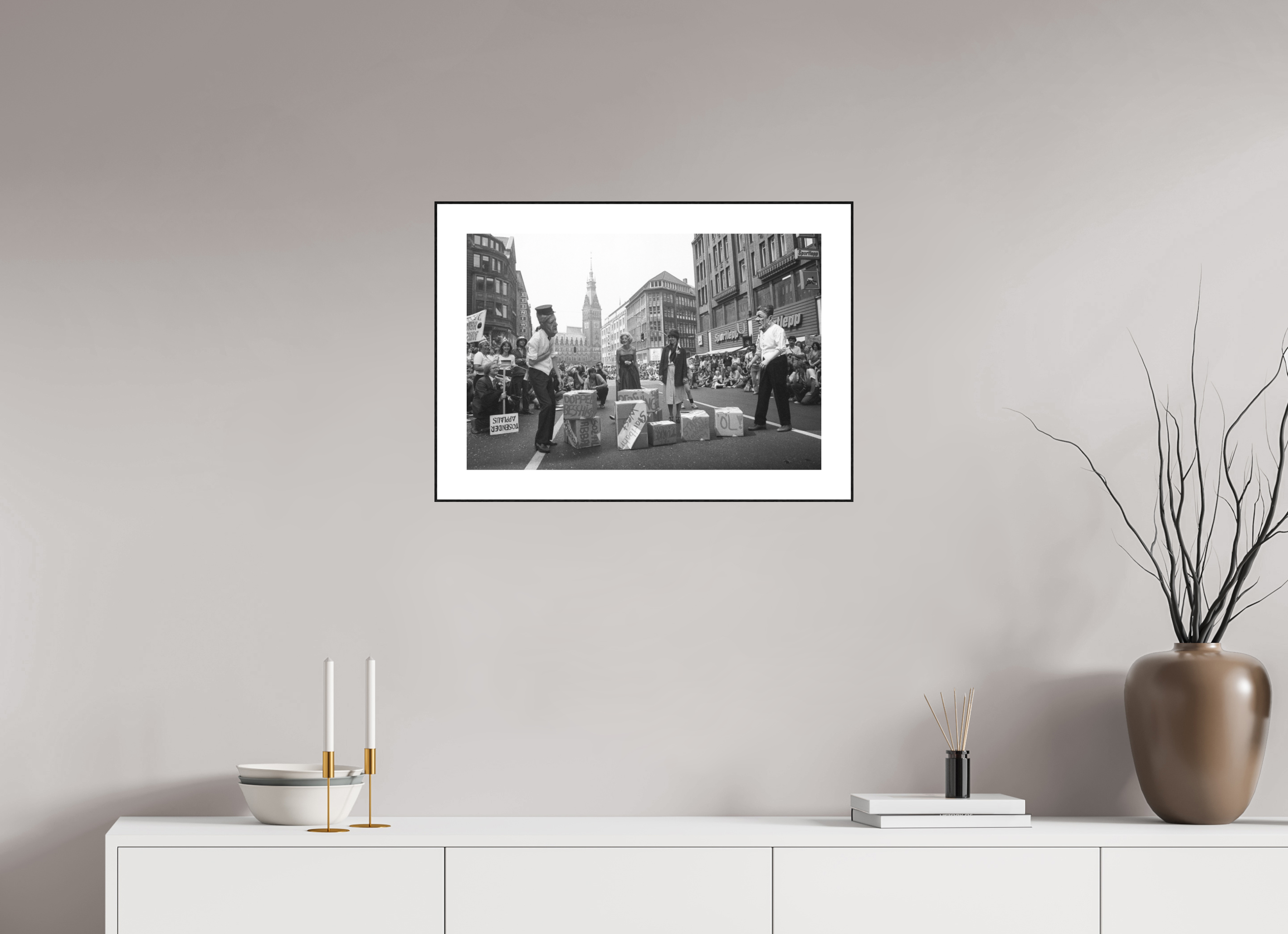 60 x 40 cm, 3b. Foto in ArtBox (4mm) mit Weißrand Johannes Hartmann: NATO-Doppelbeschiss (S/W-Foto)