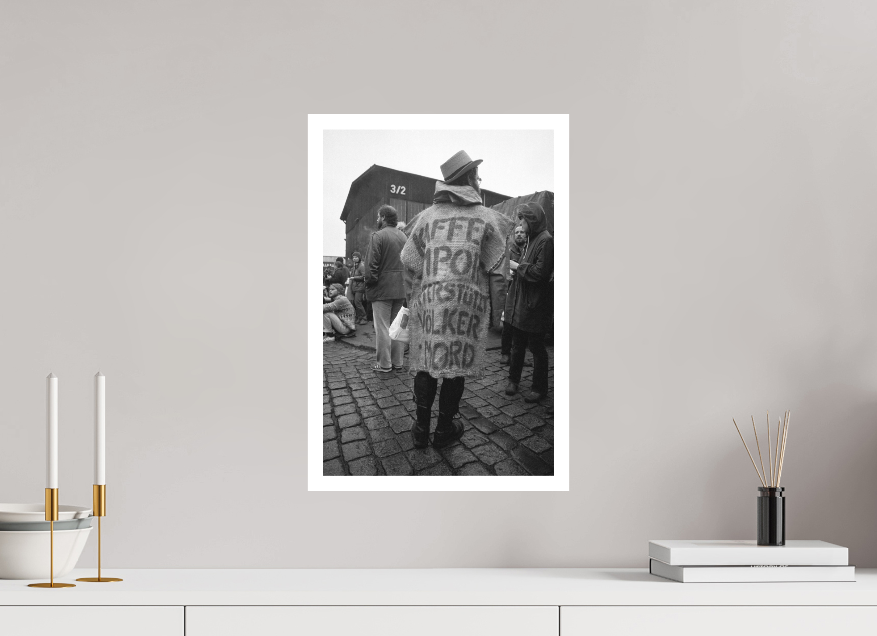 30 x 45 cm, 1. Foto mit Weißrand Johannes Hartmann: Kaffee-Import unterstützt Völkermord (S/W-Foto)