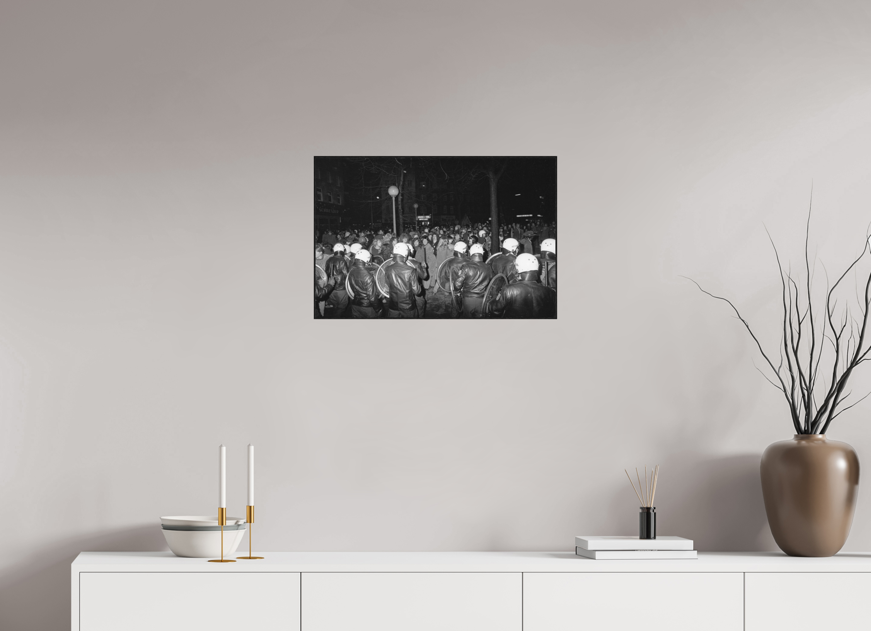 60 x 40 cm, 3a. Foto in ArtBox (4mm) Johannes Hartmann: Ende der Demonstration gegen den Polizeistaat… (S/W-Foto)